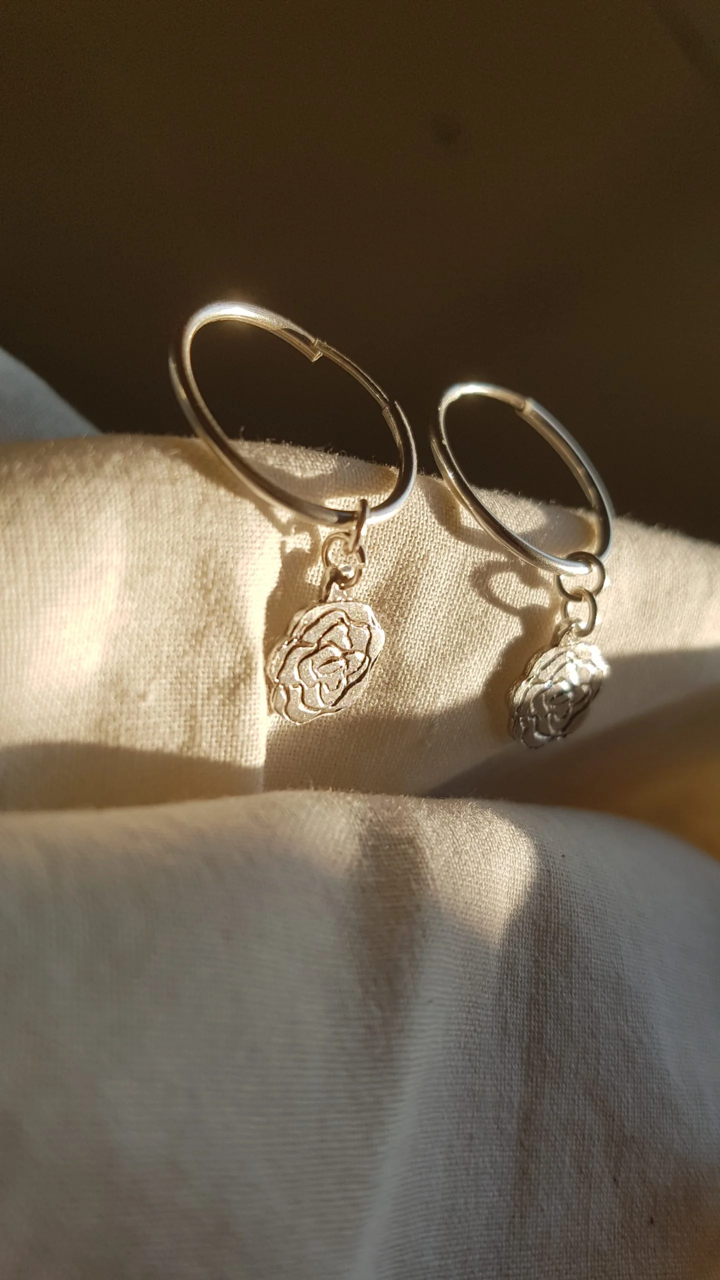 Argollas de plata con charm de rosa estampada