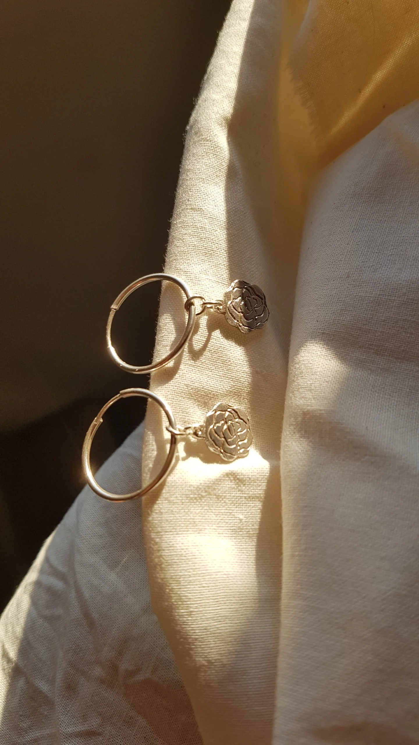 Argollas de plata con charm de rosa estampada
