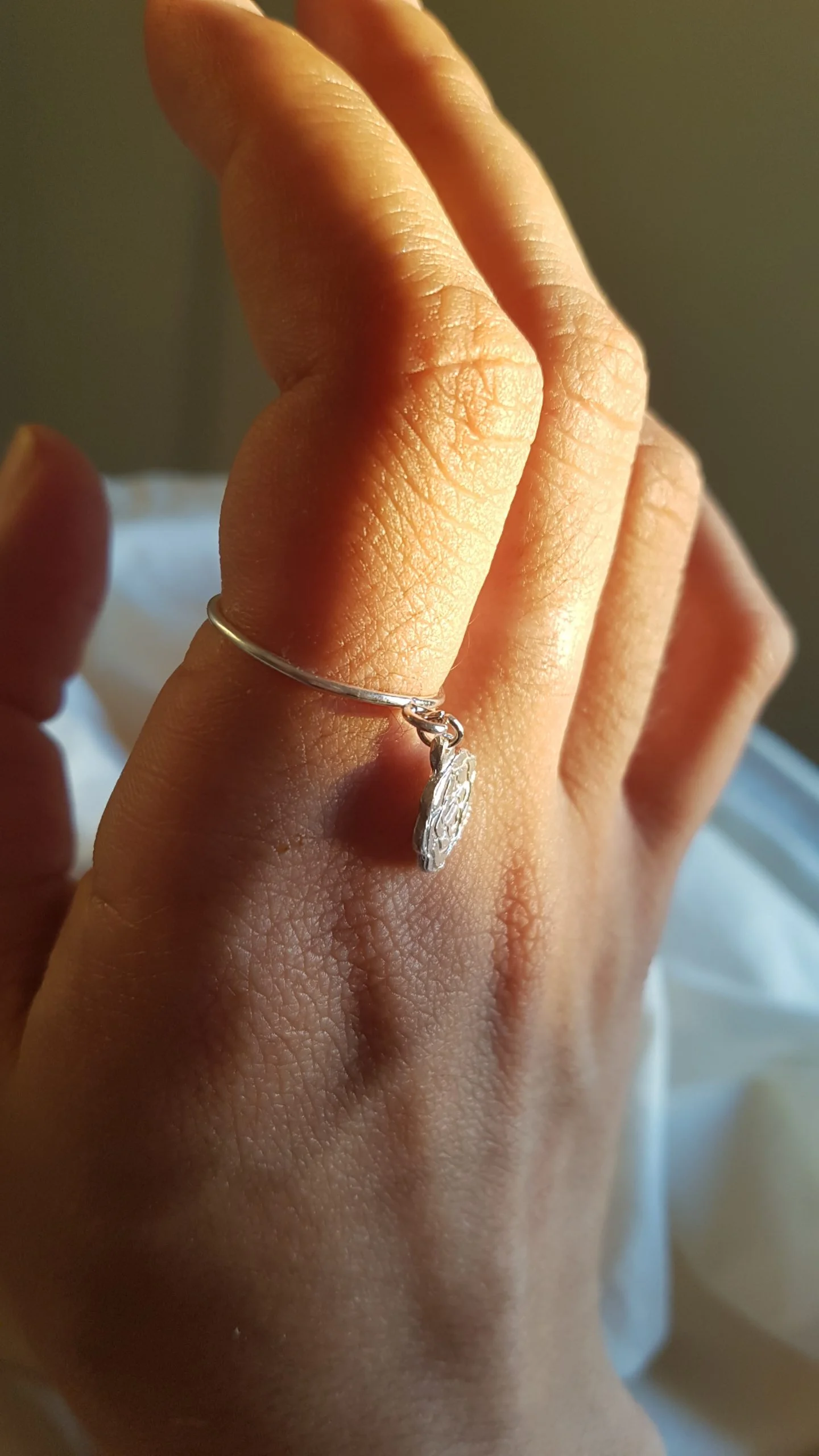  Anillo con Charm de Rosa Estampada – Plata