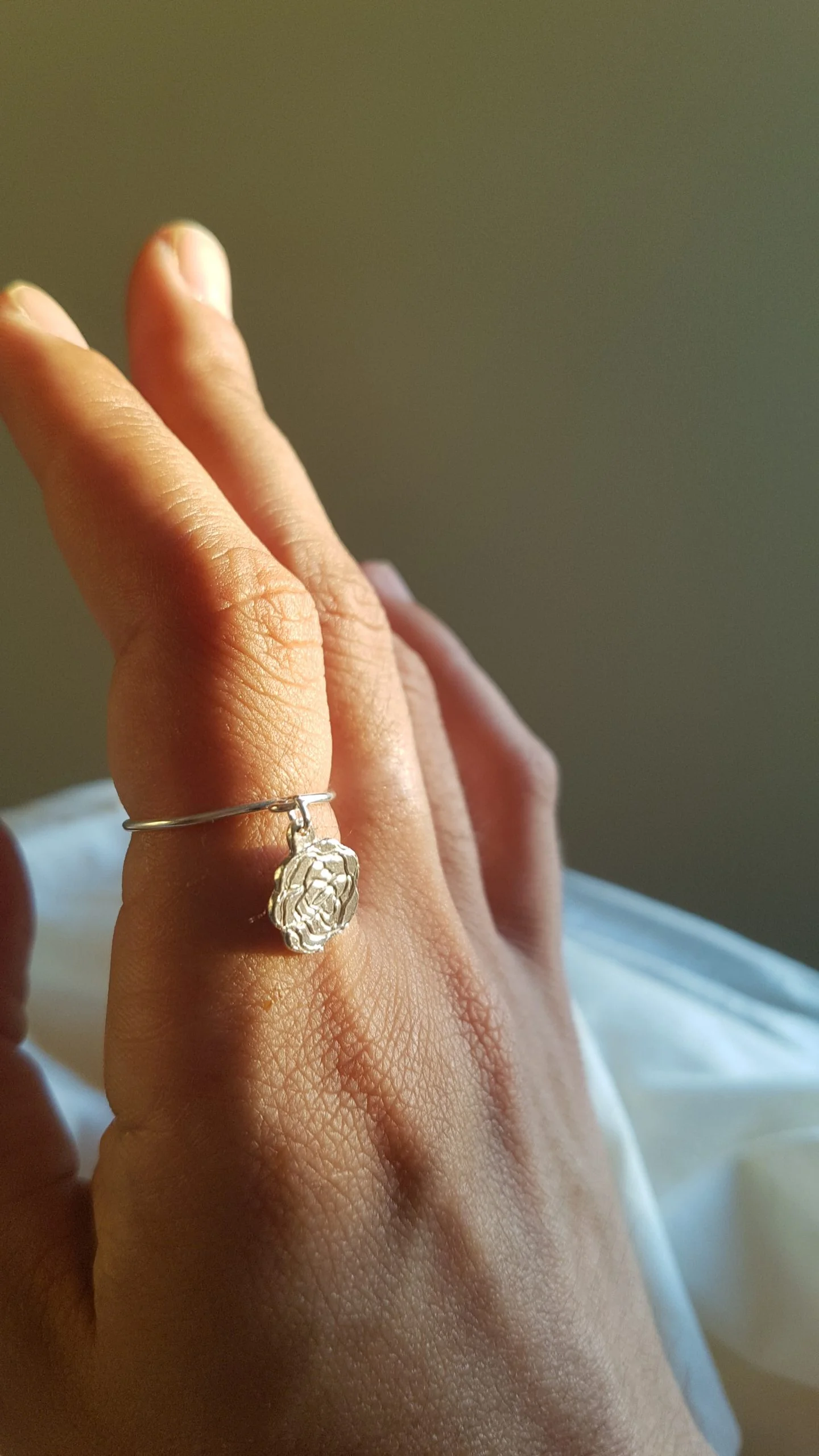  Anillo con Charm de Rosa Estampada – Plata