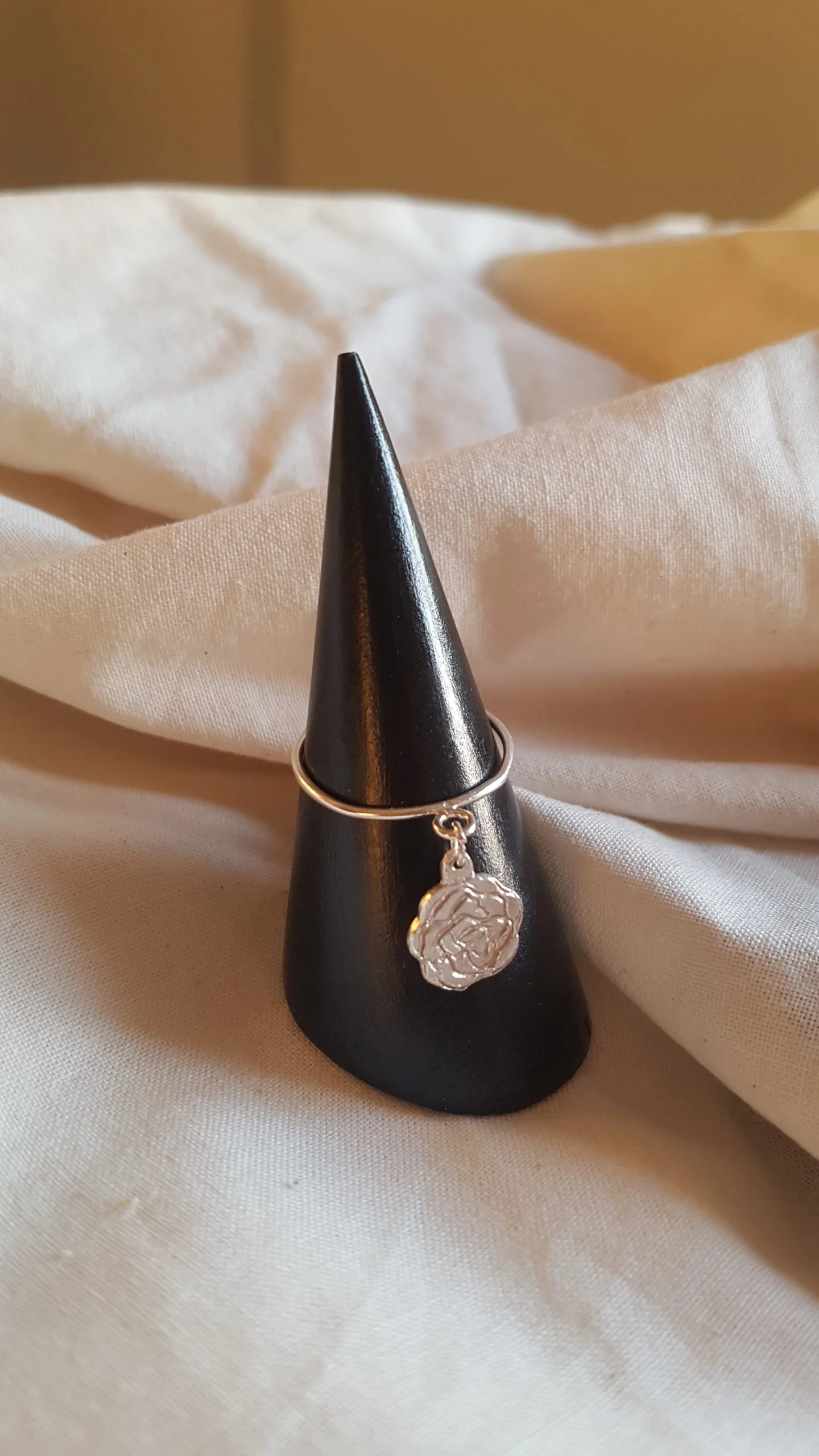  Anillo con Charm de Rosa Estampada – Plata