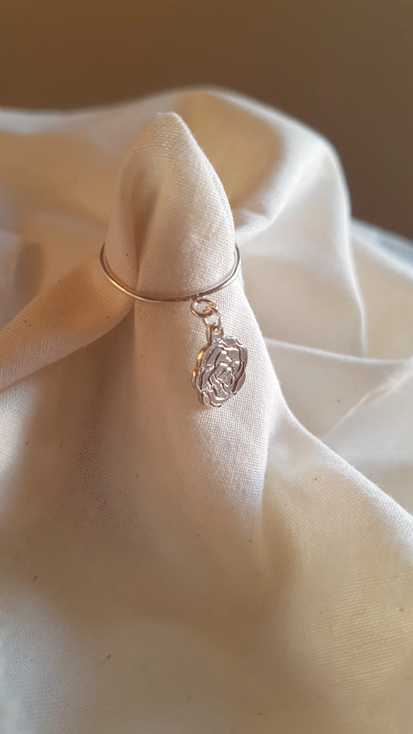 Anillo con Charm de Rosa Estampada – Plata
