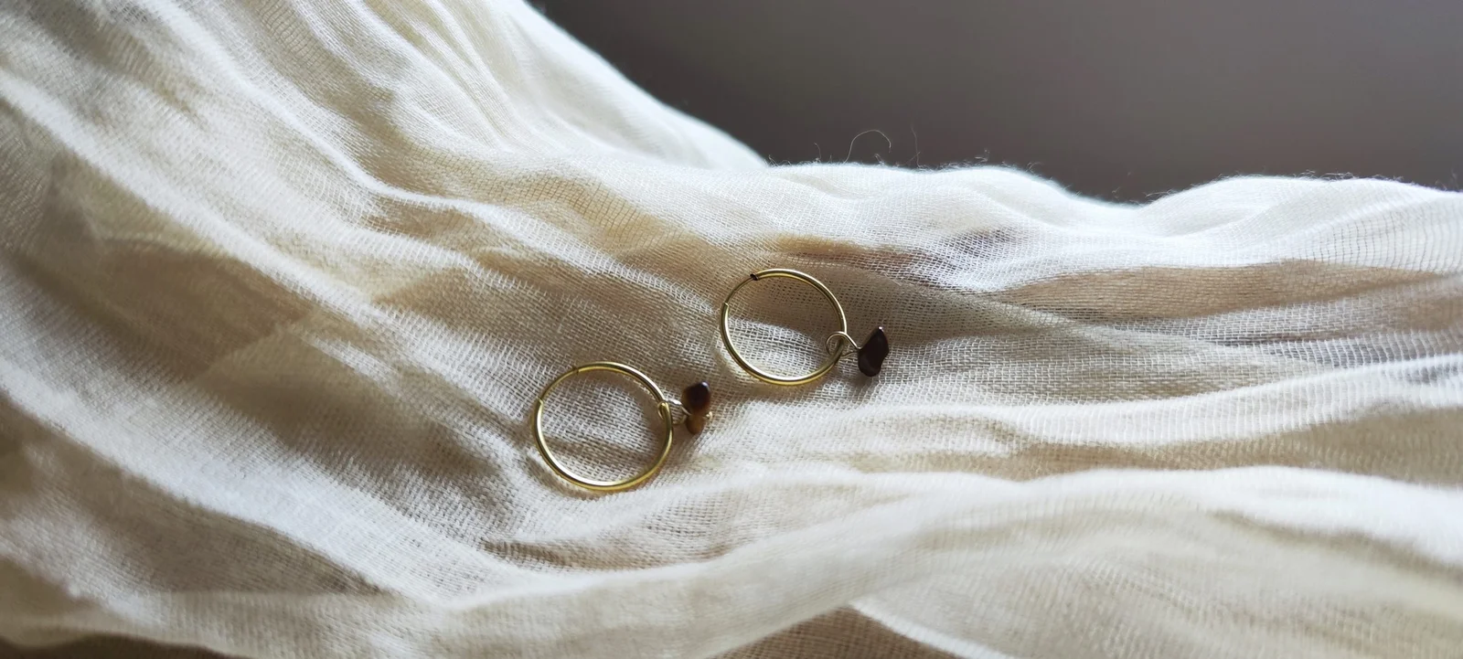 Argollas doradas con charm mineral