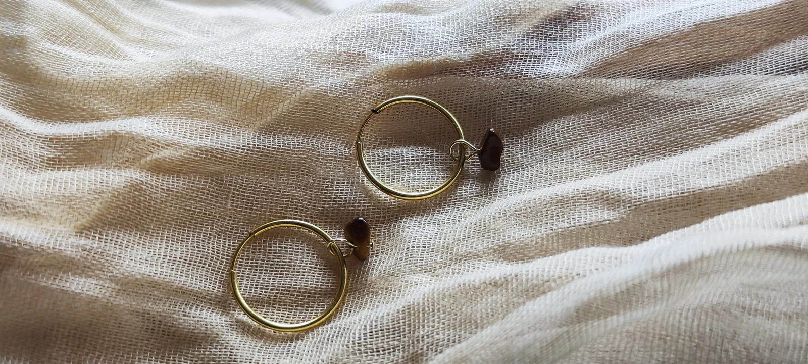 Argollas doradas con charm mineral