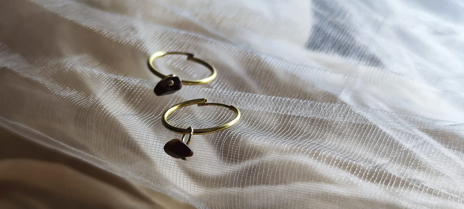 Argollas doradas con charm mineral