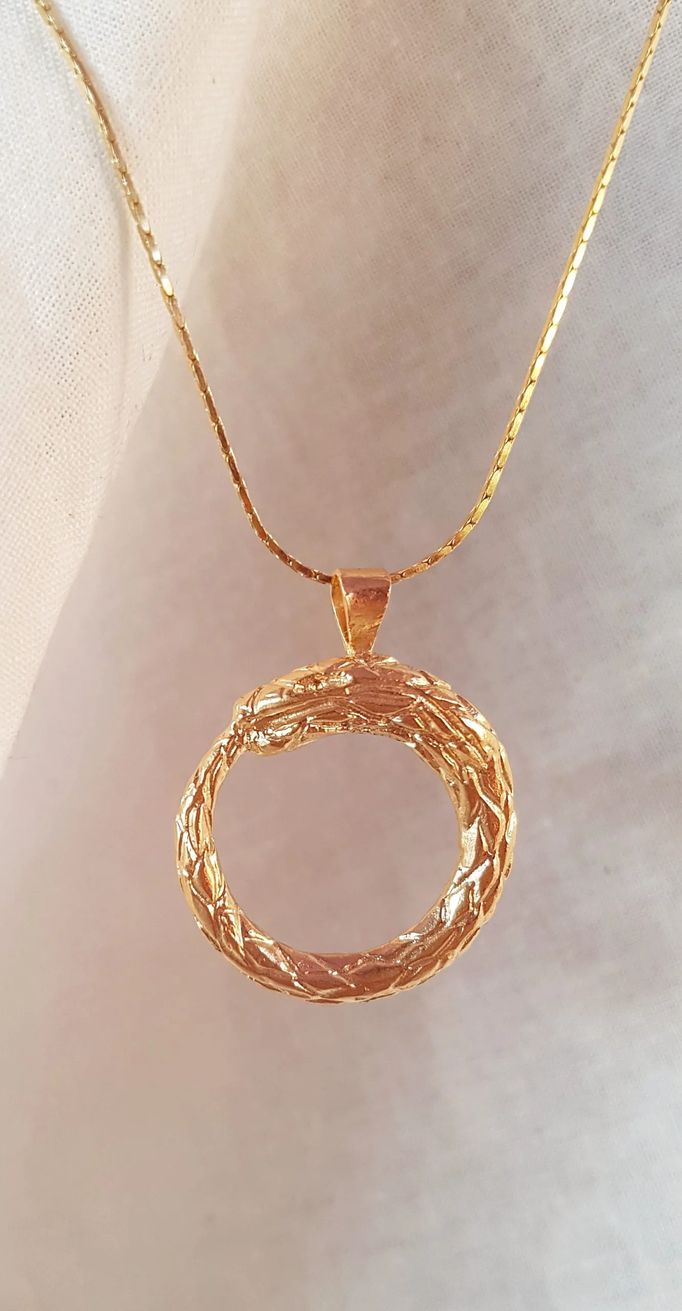 Colgante Ouroboros bañado en oro