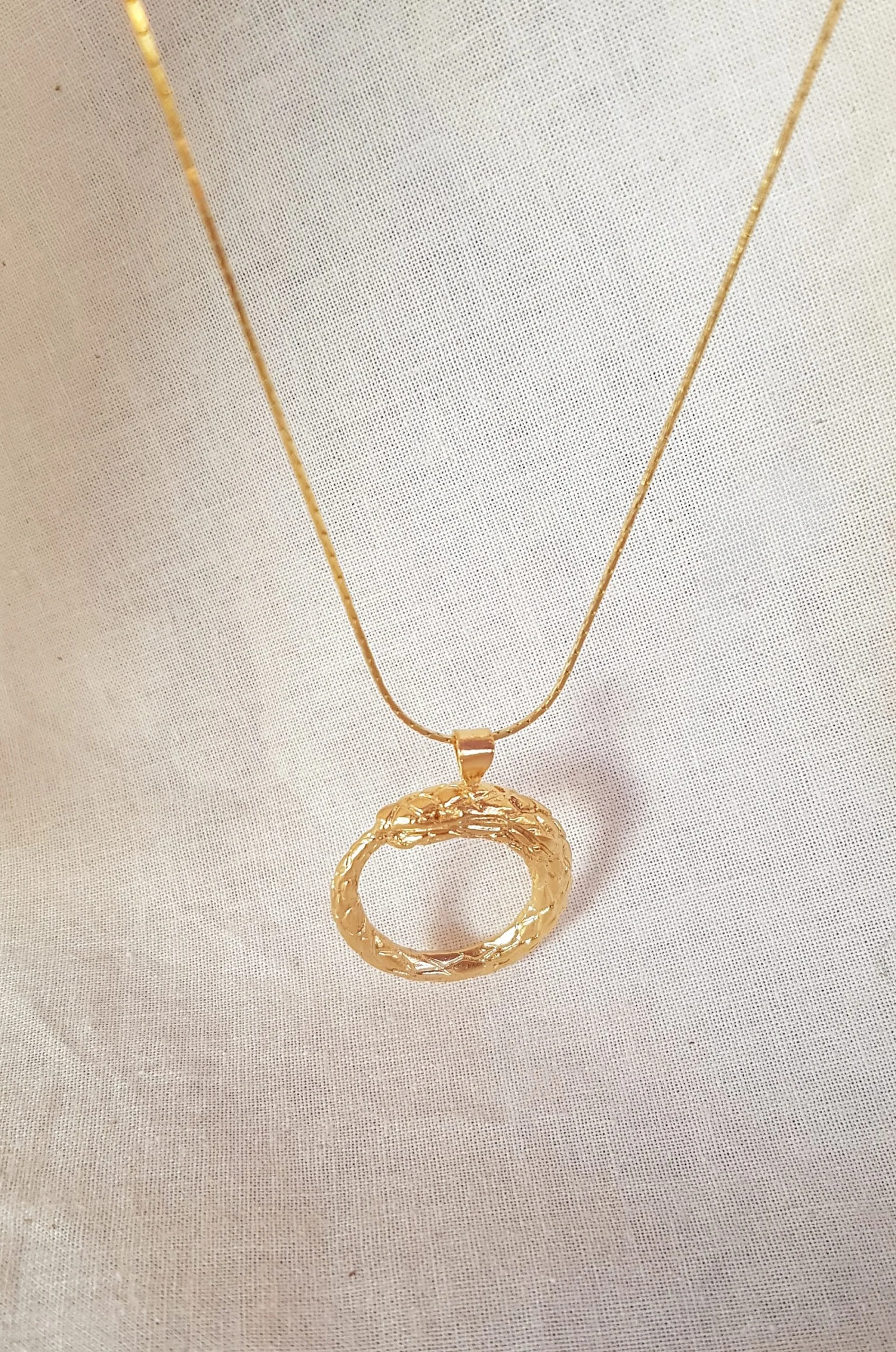Colgante Ouroboros bañado en oro
