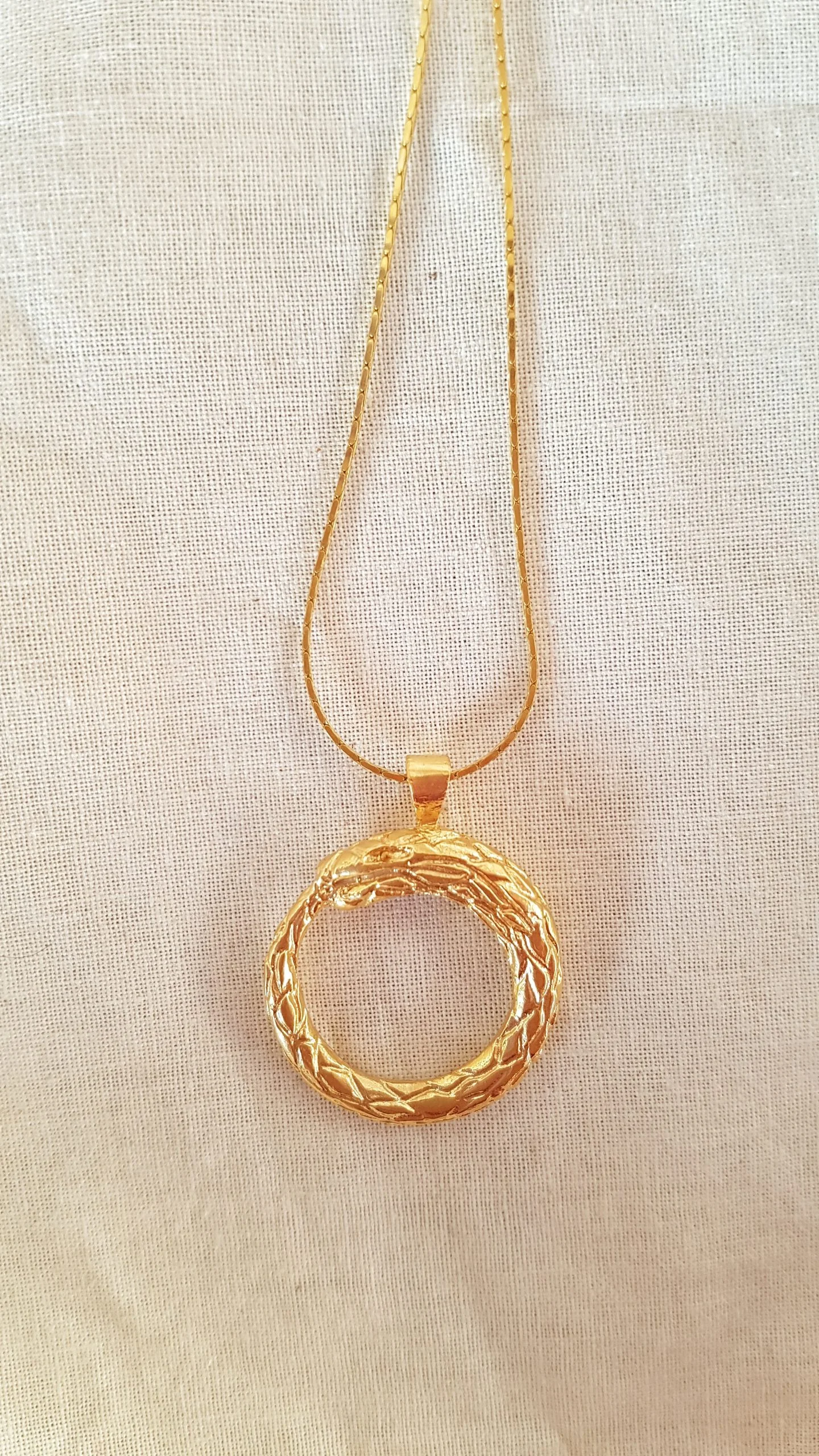 Colgante Ouroboros bañado en oro