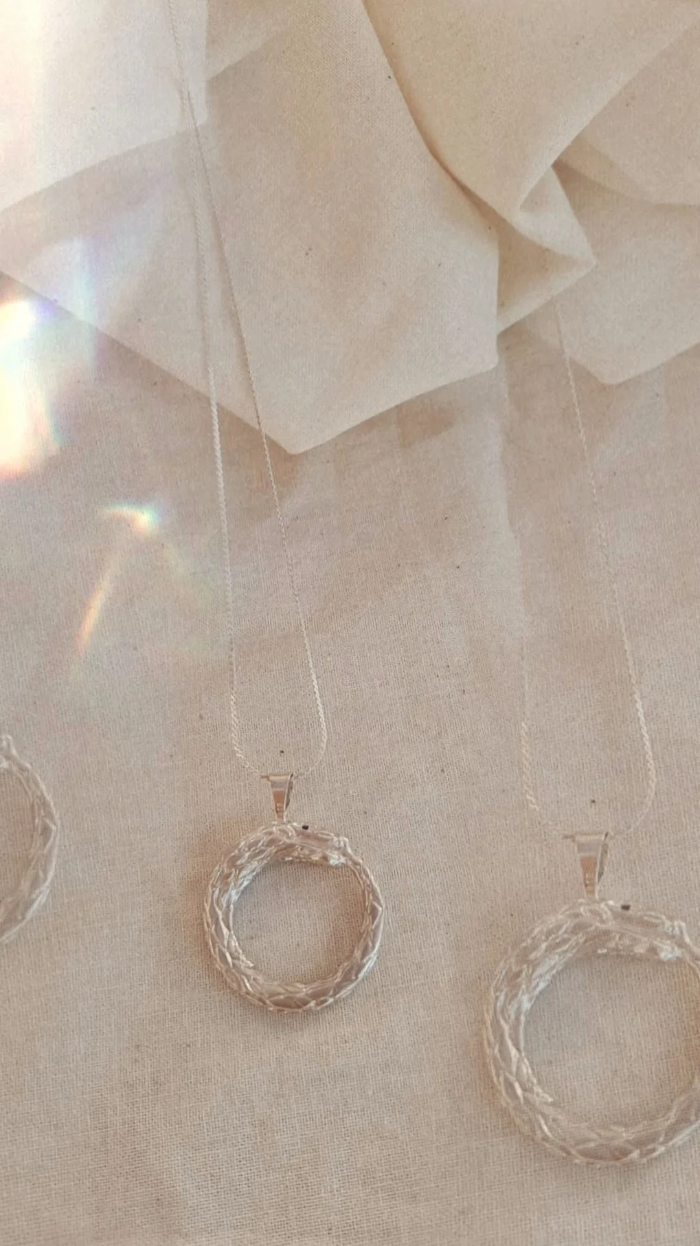 Colgante Ouroboros plata y ojos rubí