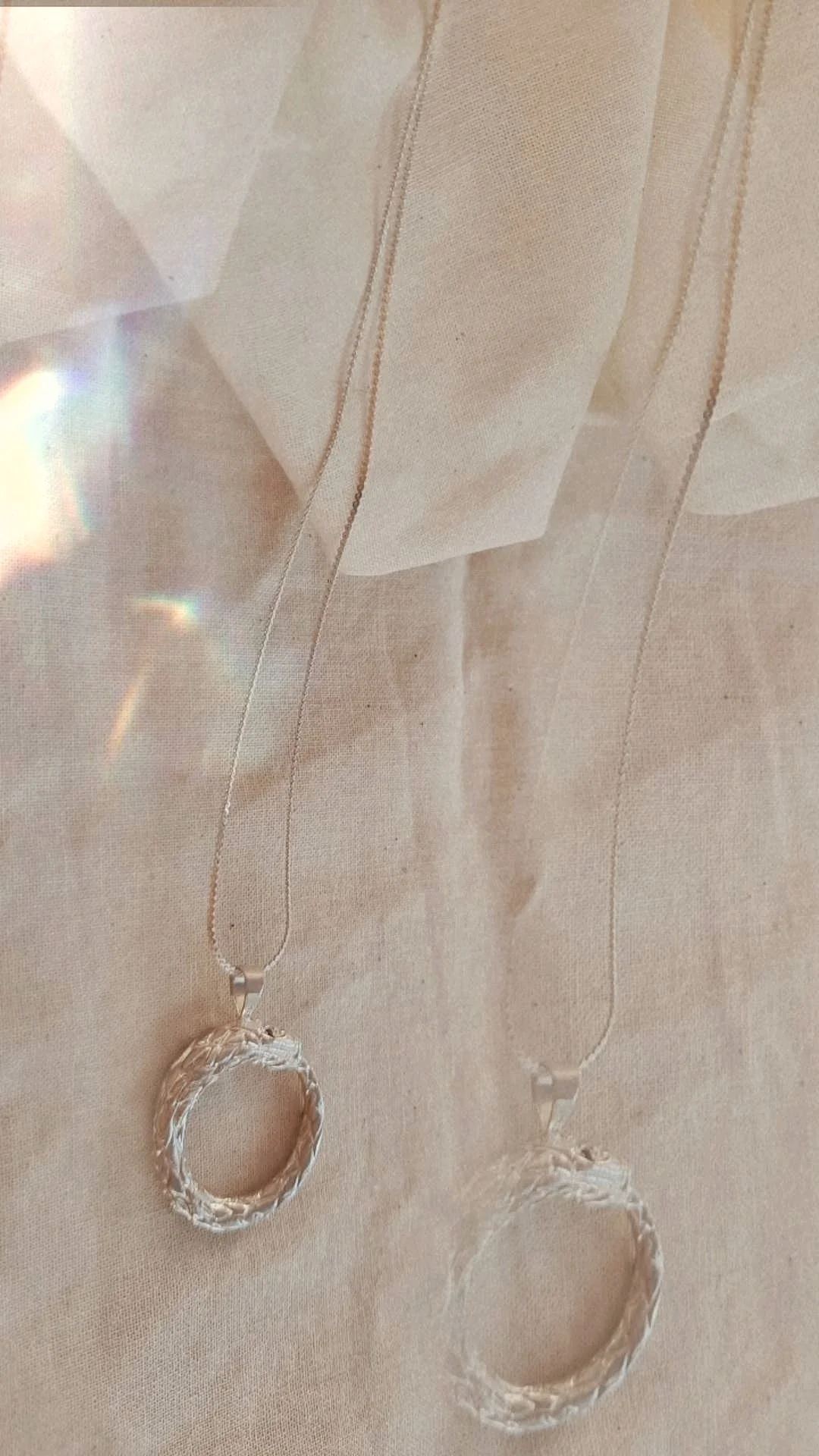 Colgante Ouroboros plata y ojos rubí