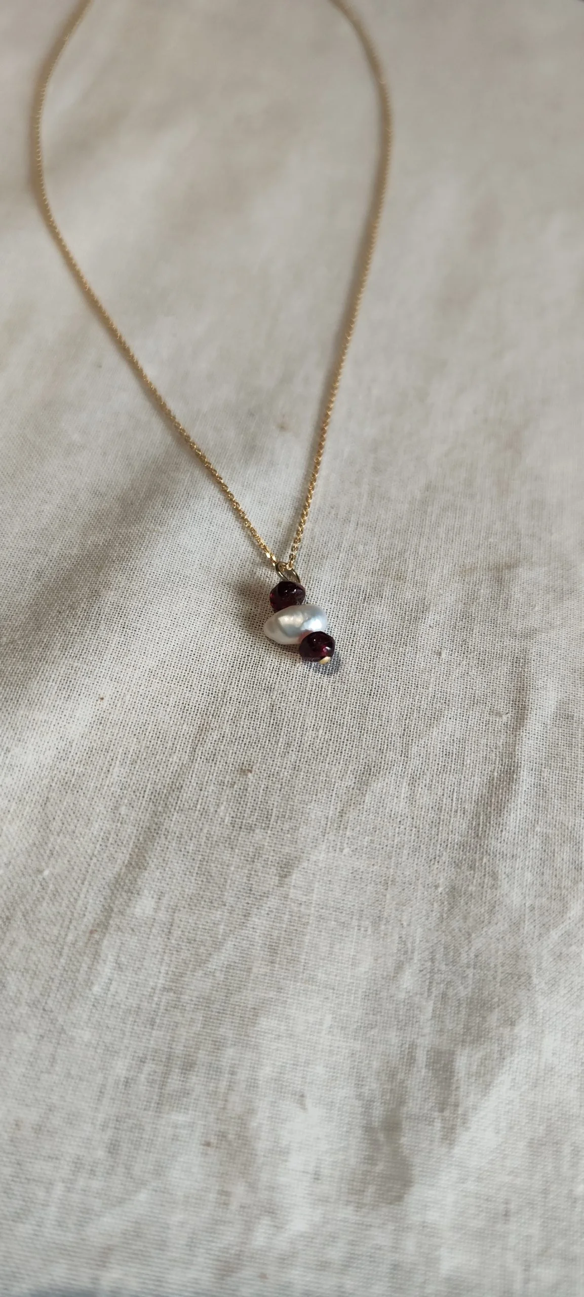 Colgante de perla y granate 
