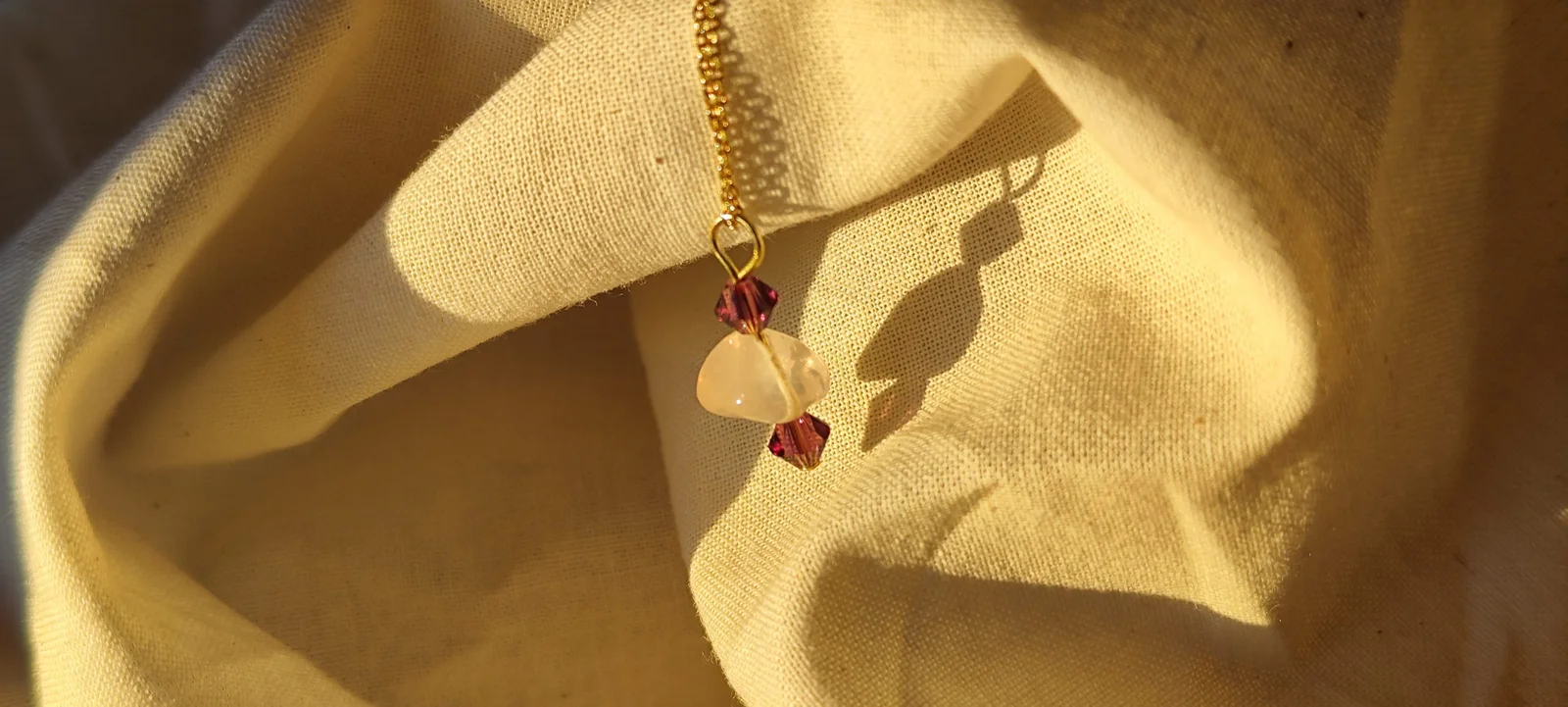 Colgante de cuarzo rosa y cristal 