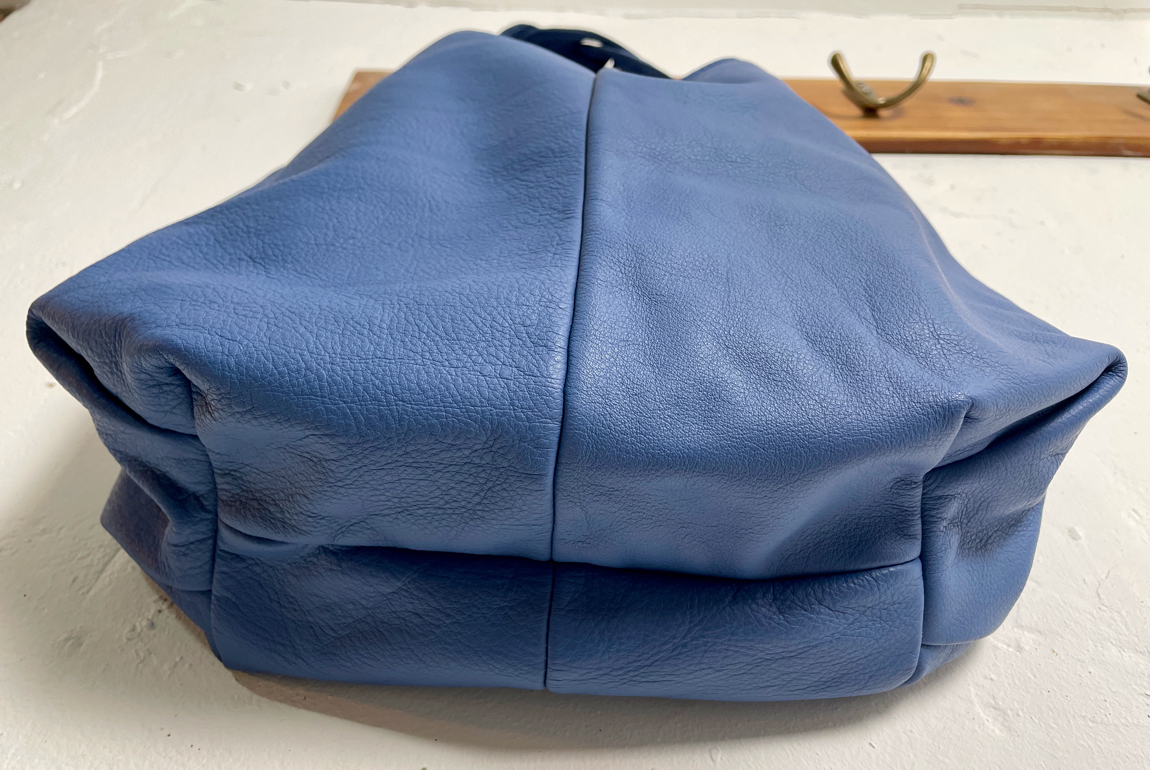 Sac cabas en cuir avec l'anse tressée 