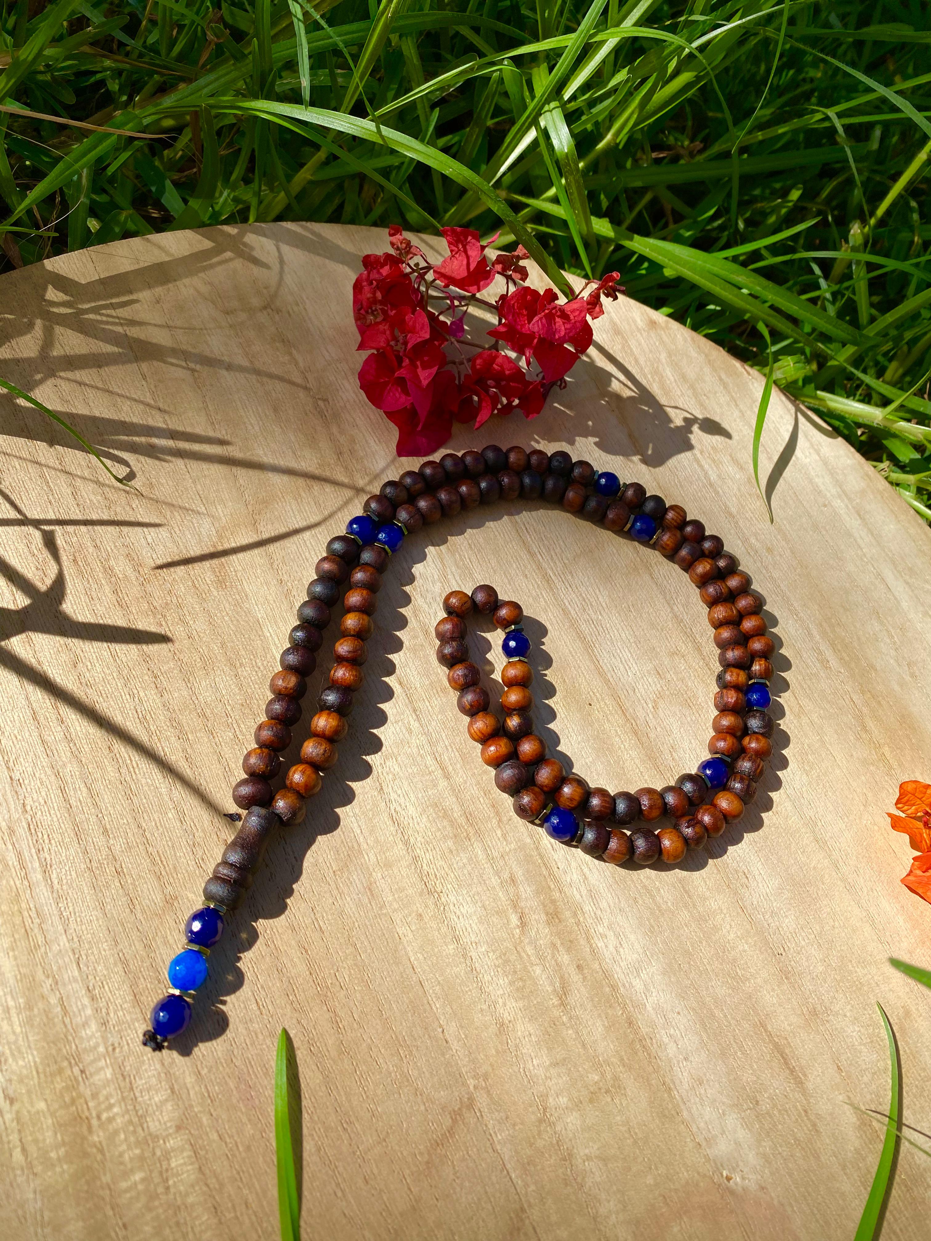 Chapelet Clarté & Protection – Saphir, Agate Bleue & Oud Kmari