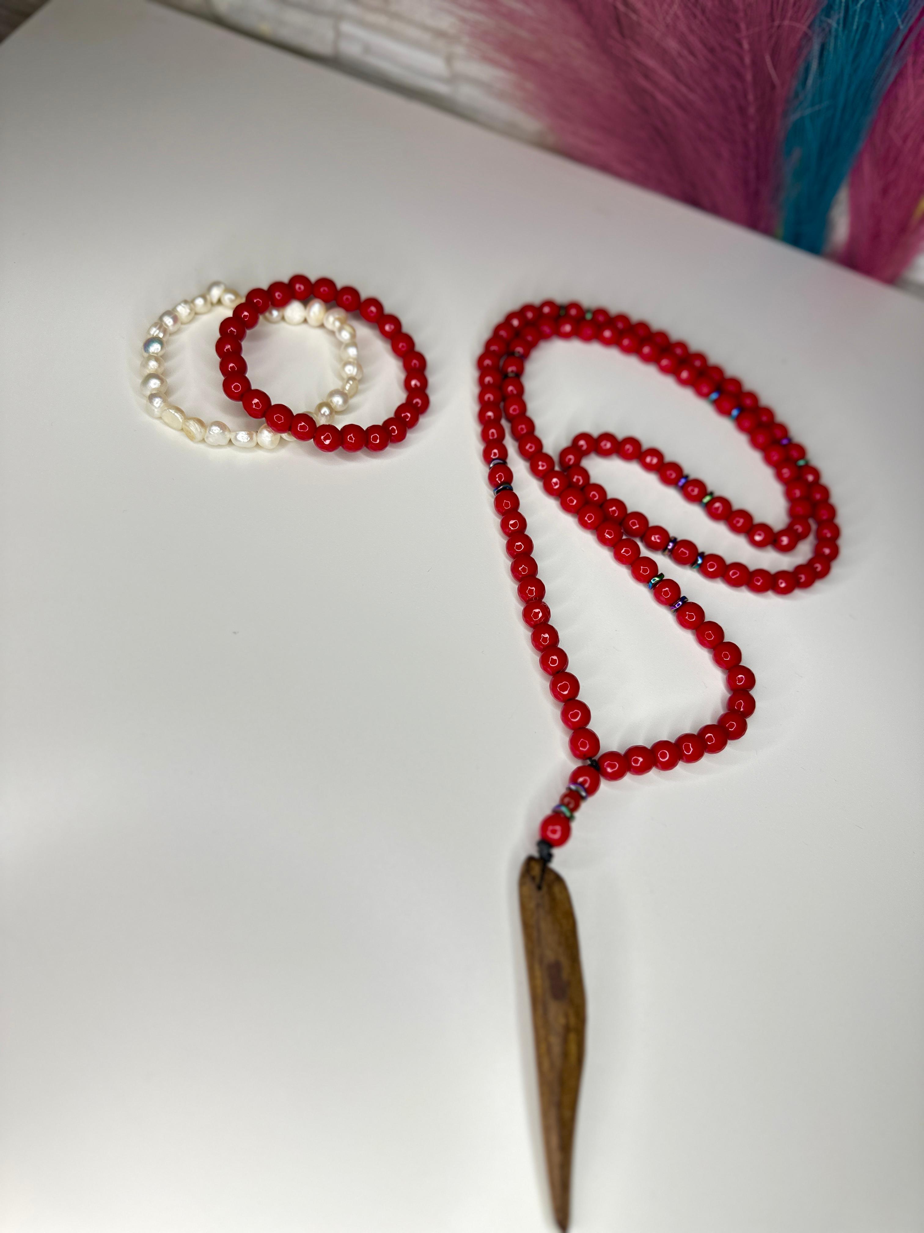 Collier de perles rouges