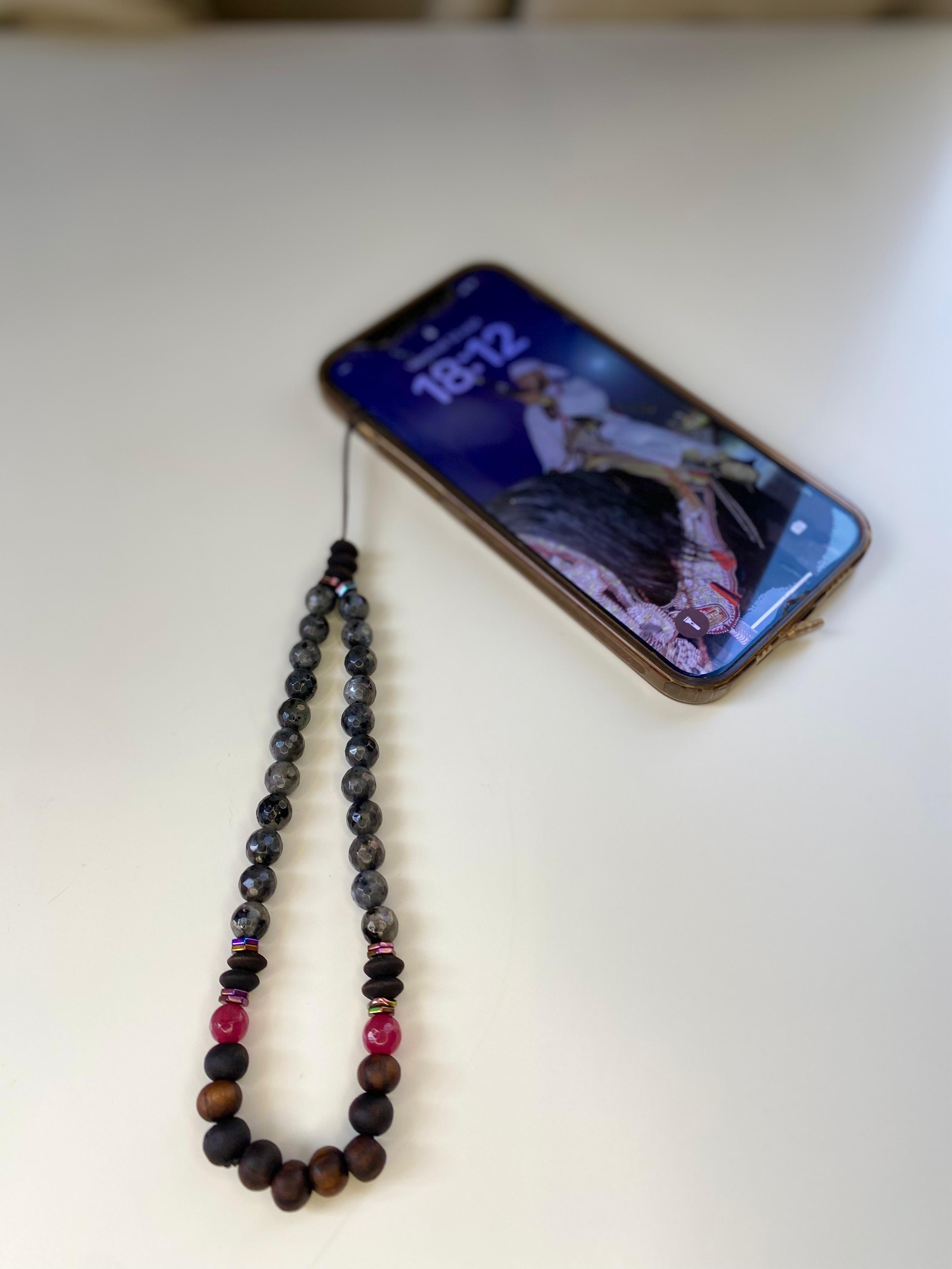 Lanière Élégante – Perles Oud Qmari, Labradorite Grise et Grenat