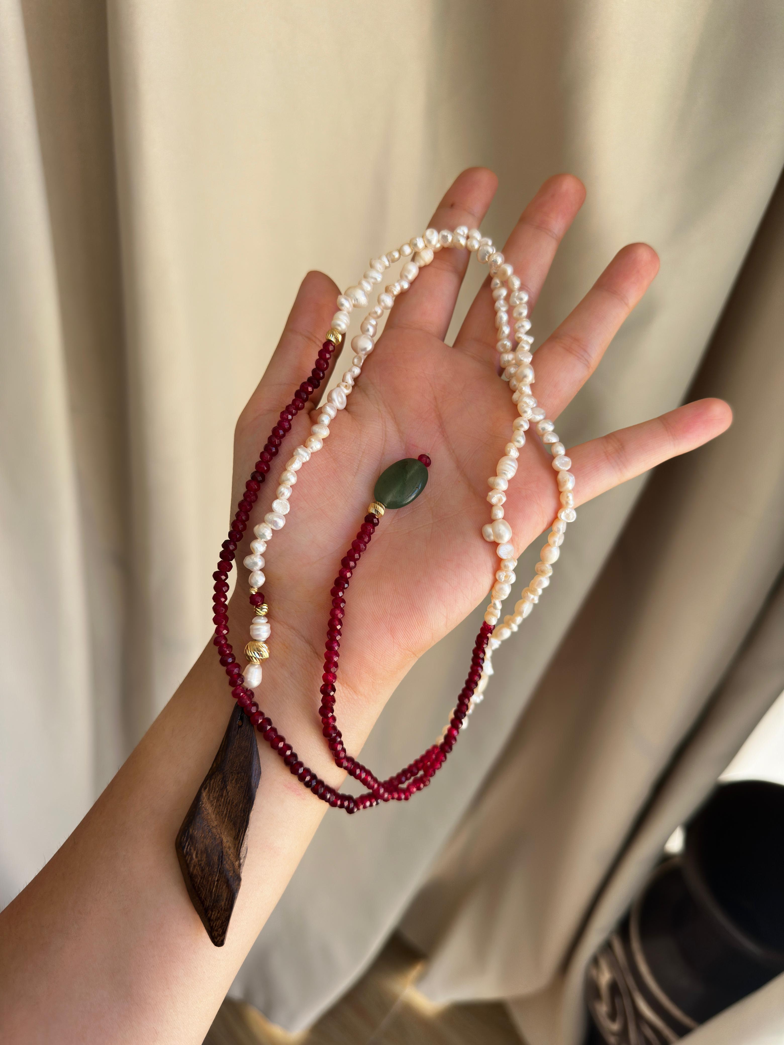 Chaîne Prestige & Énergie – Rubis, Émeraude, Perles de Culture, Or 18K & Pendentif Oud Kmari