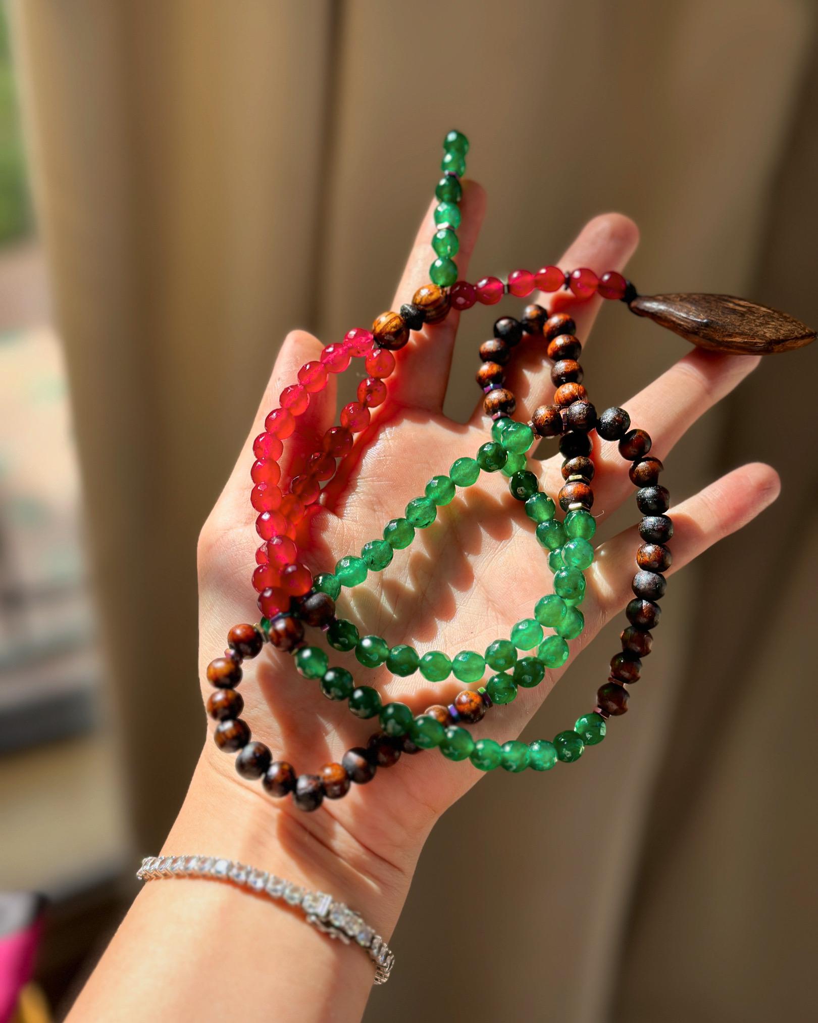 Chapelet Harmonie & Force – Oud Kmari, Grenat, Émeraude & Pendentif en Bois Oud Kmari