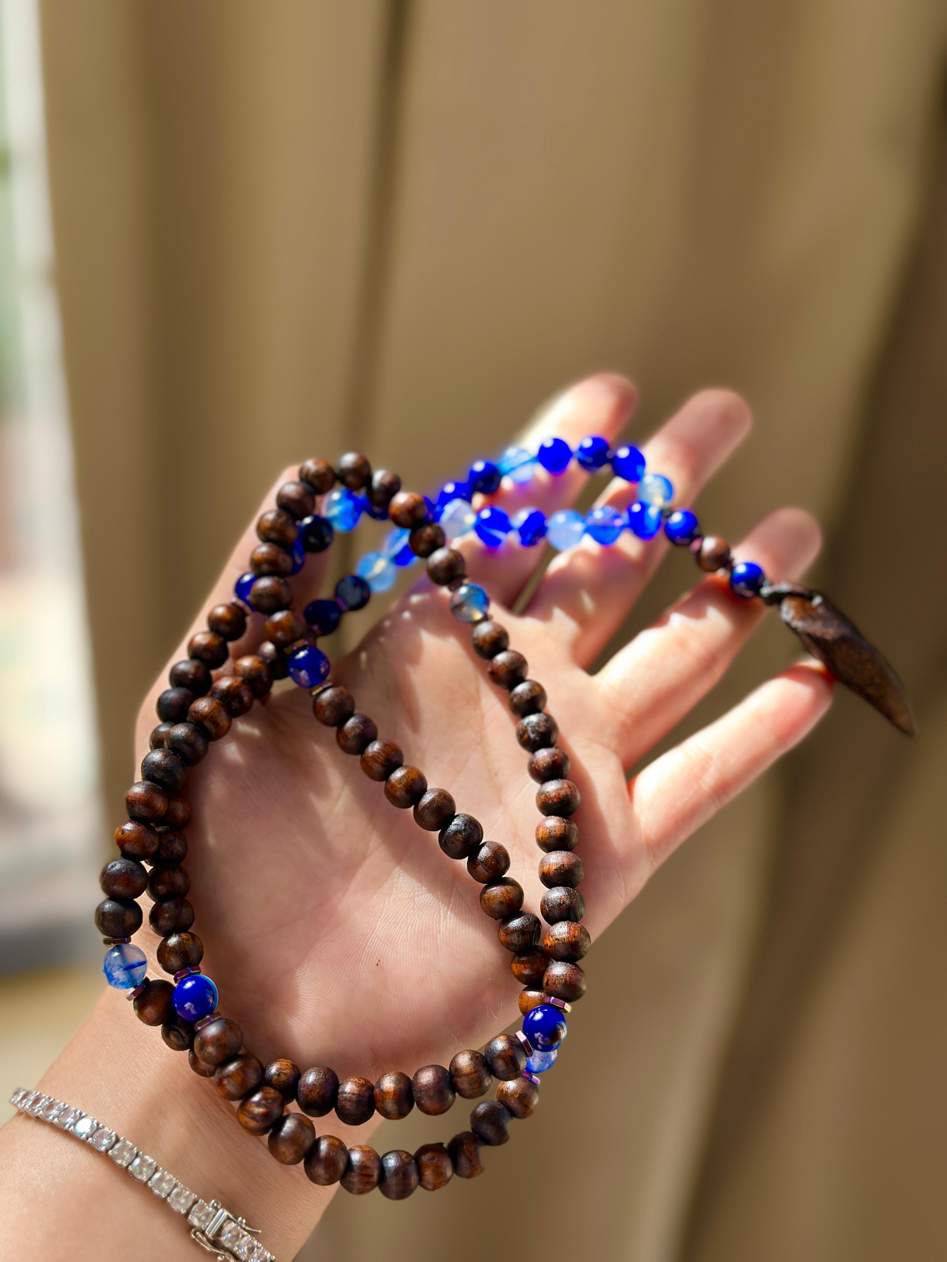 Chapelet Élégance & Harmonie – Oud Kmari, Saphir, Aigue-marine & Pendentif Oud Kmari