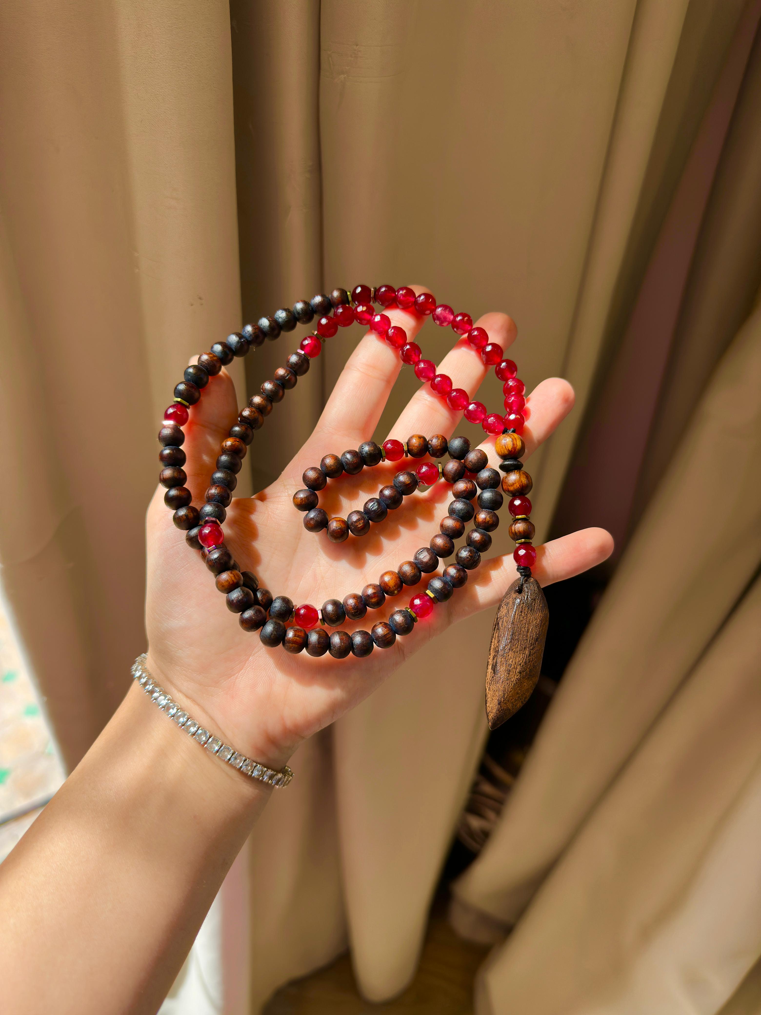 Chapelet Force & Protection – Grenat, Oud Kmari & Pendentif en Bois Oud Kmari