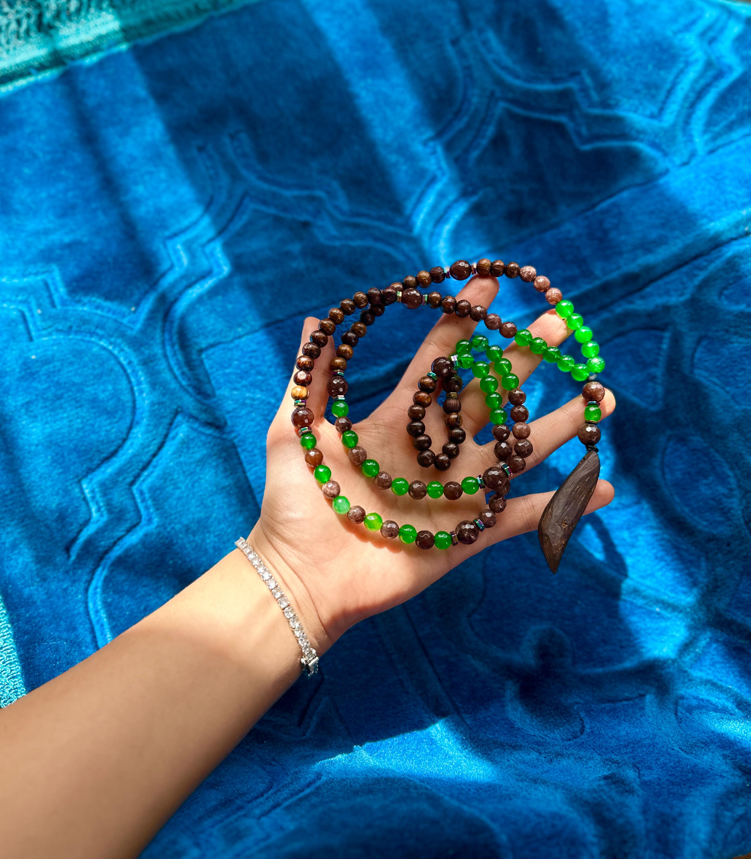 Chapelet Élégance & Renaissance – Oud Kmari, Andaloussite, Émeraude & Pendentif en Bois Oud Kmari