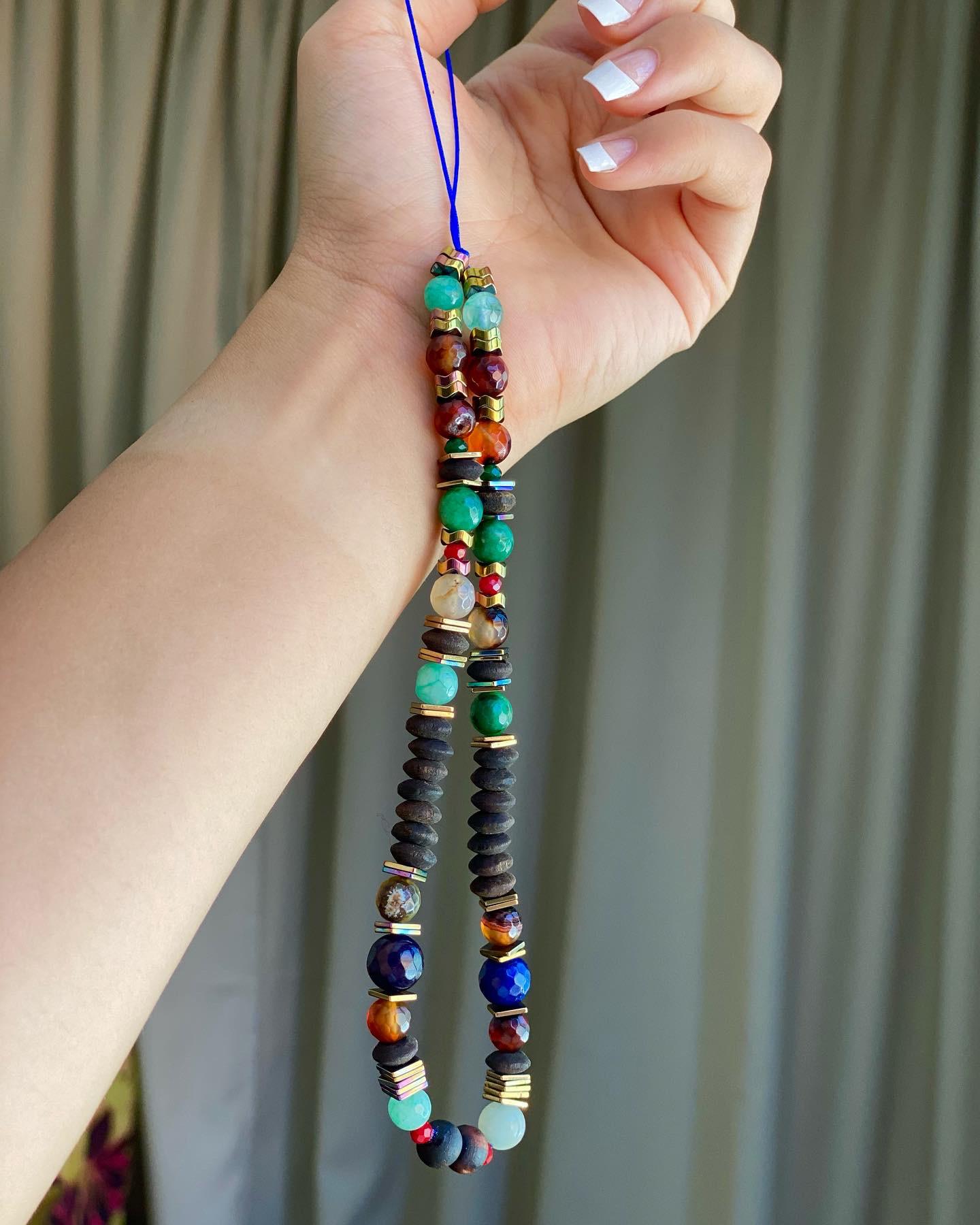 Lanière Énergie & Harmonie – Aventurine, Émeraude, Rubis, Ombre, Améthyste & Perles en Oud Kmari