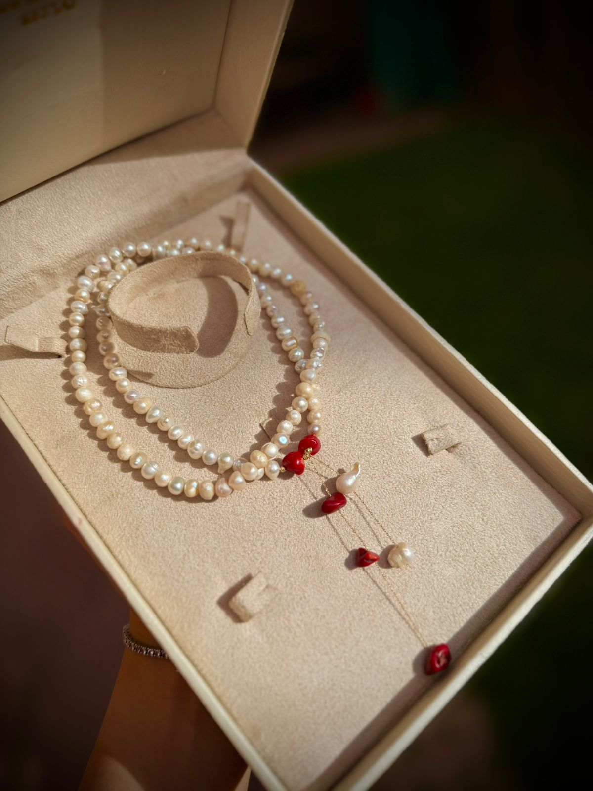 chaine en perle de culture avec la corail rouge et Or18k
