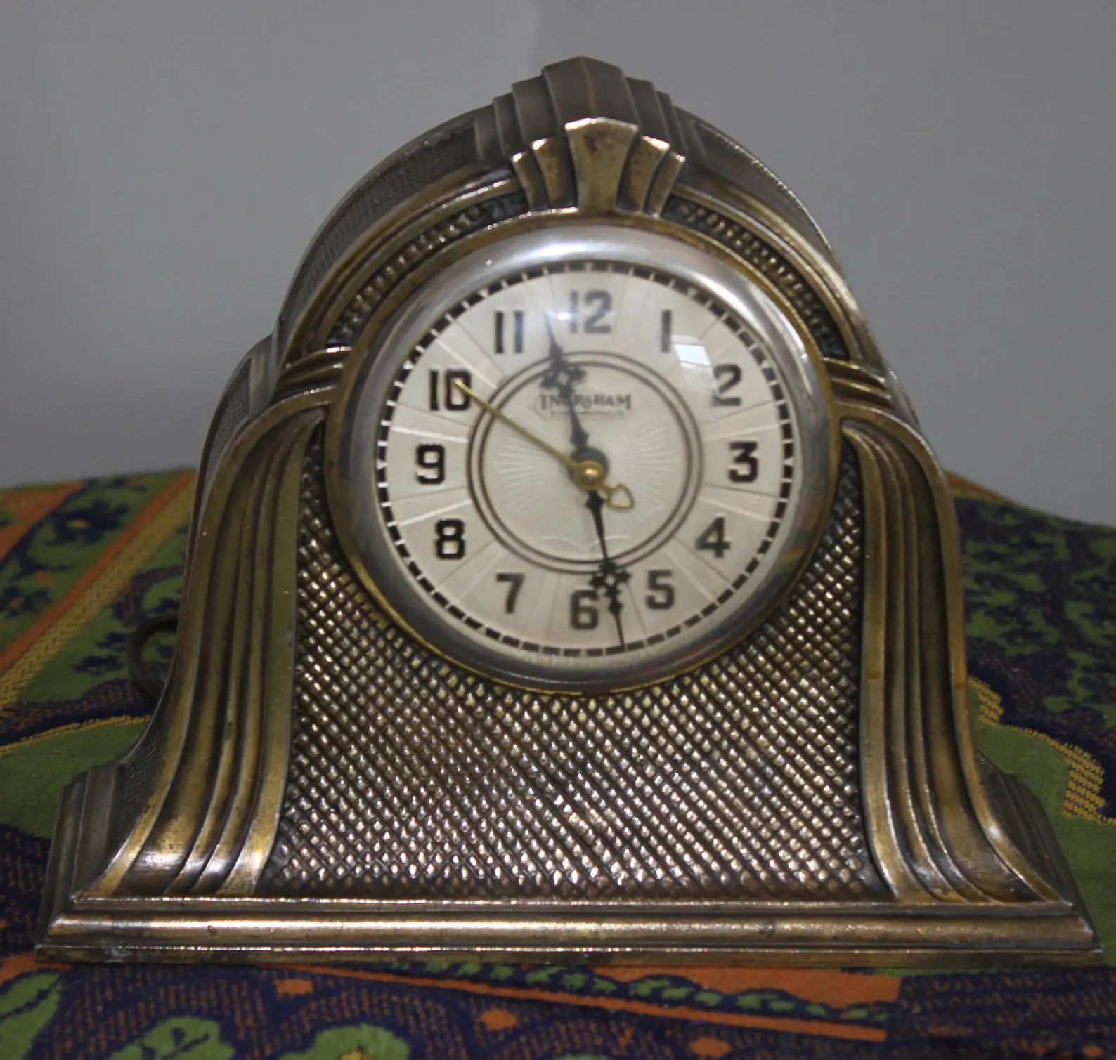 INGRAHAM synchronous Art Deco electric cast metal & piggy bank clock CIRCA 1940s