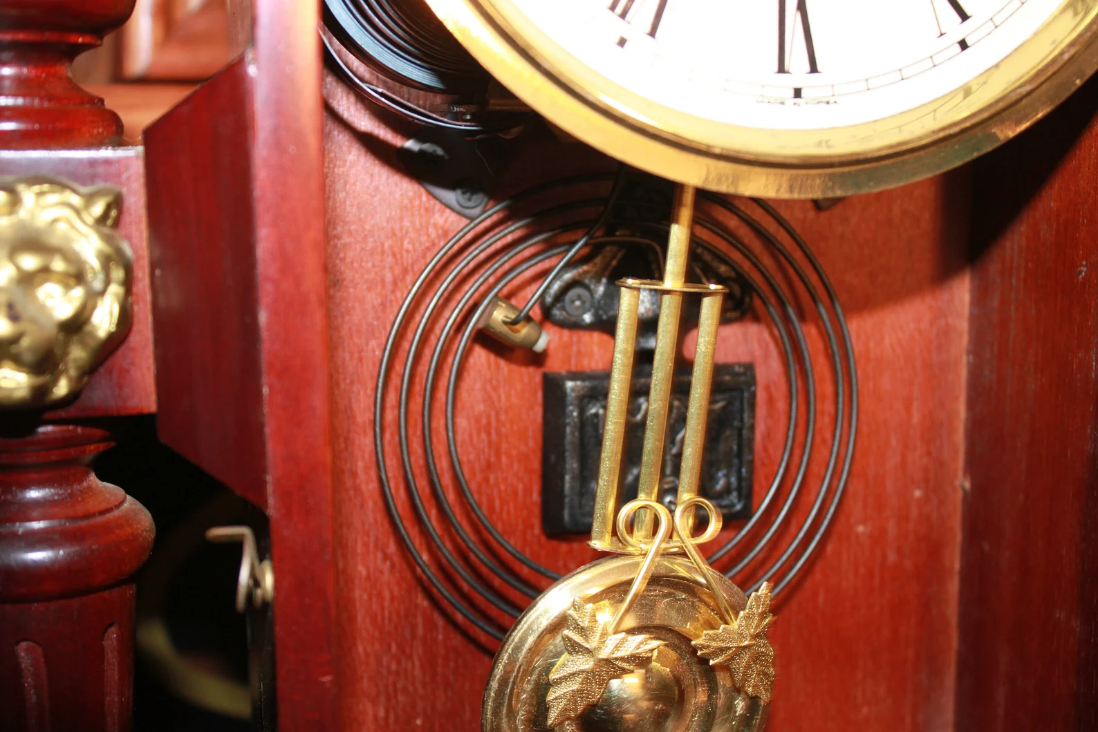 King model TAE YANG decorated glass door and pendulum clock