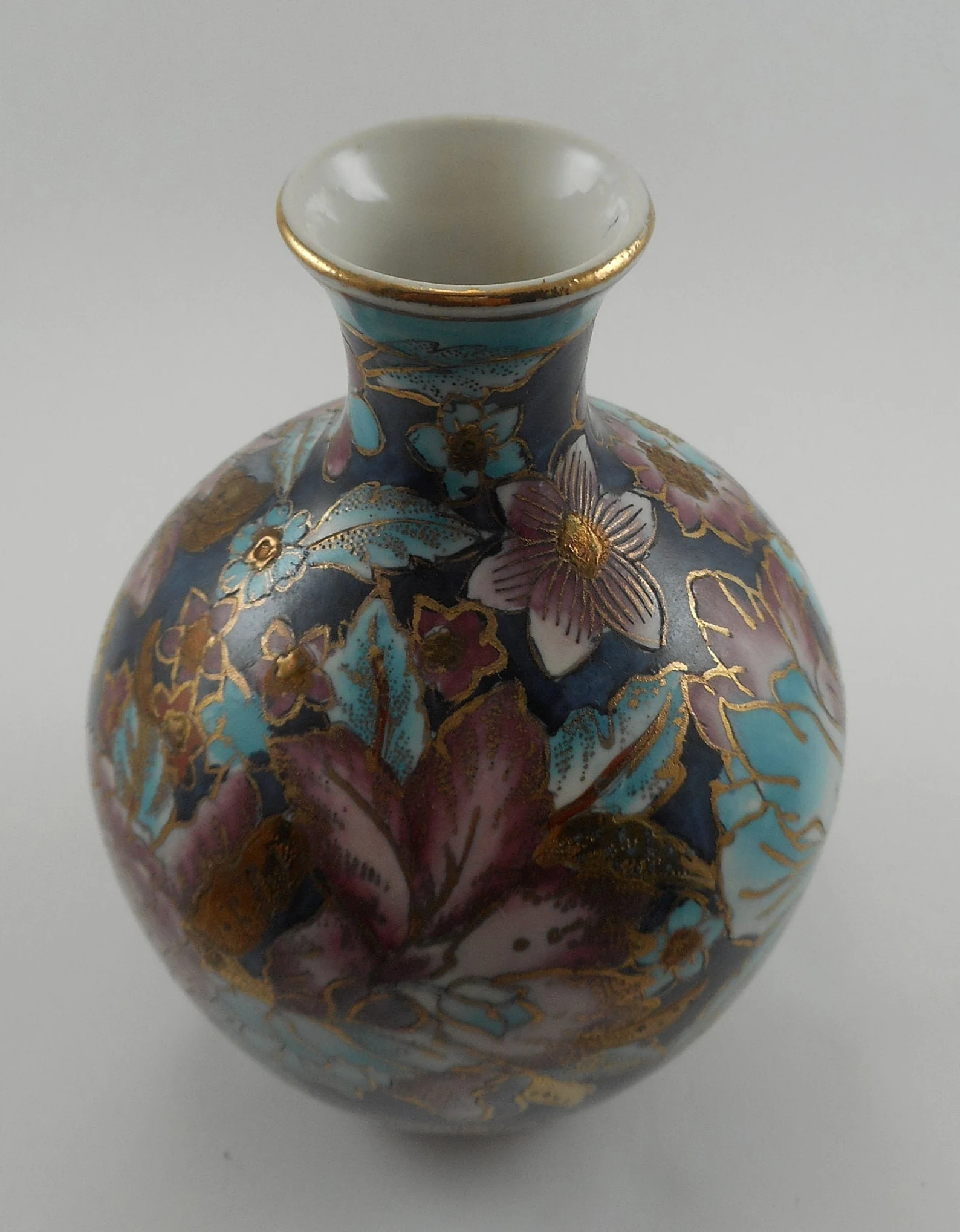 Vintage TOYO Porcelain small vase