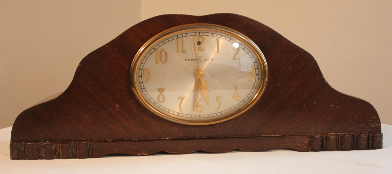 GENERAL ELECTRIC Model 414 Art Deco wood mantle Clock CIRCA 1950s