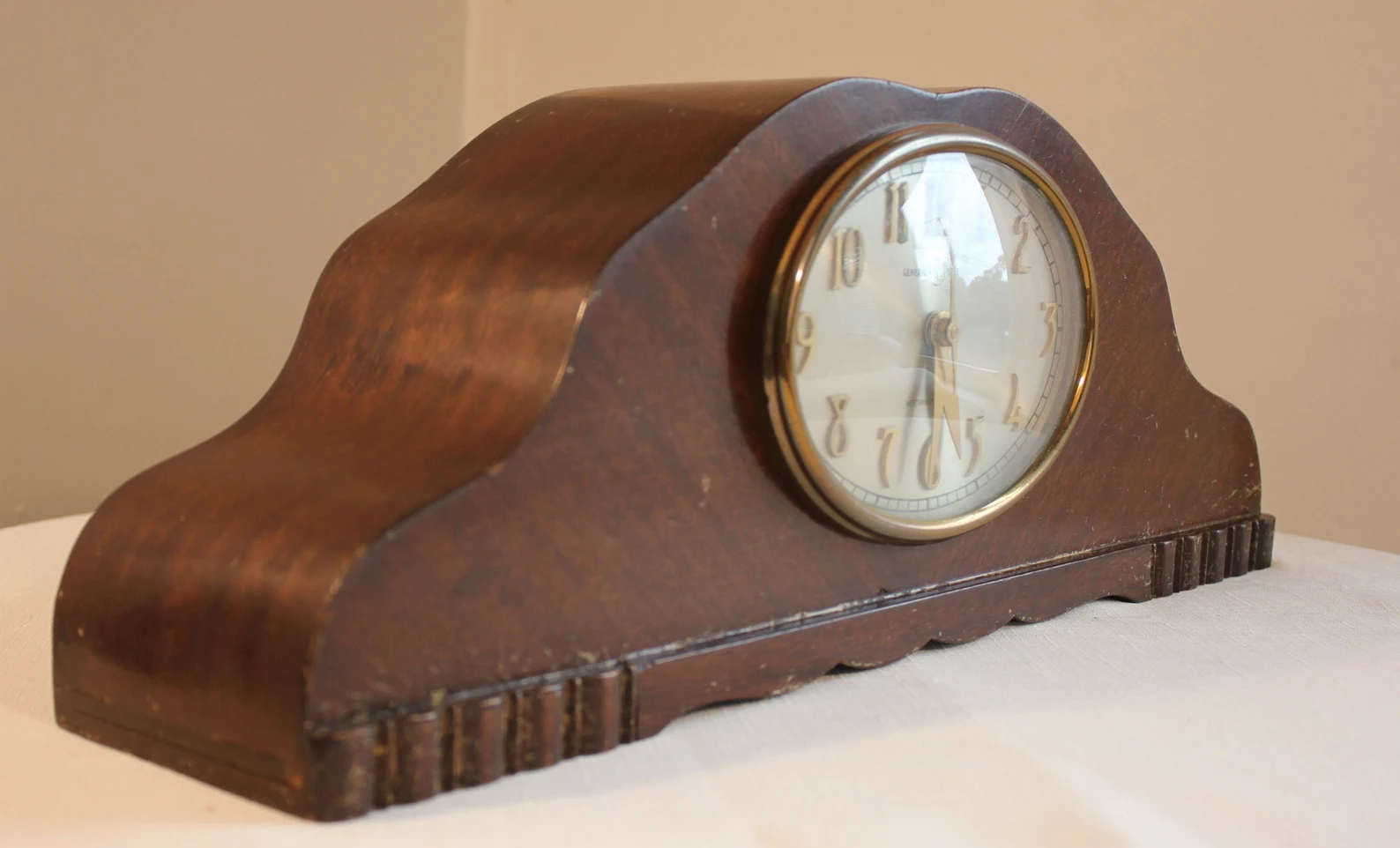 GENERAL ELECTRIC Model 414 Art Deco wood mantle Clock CIRCA 1950s