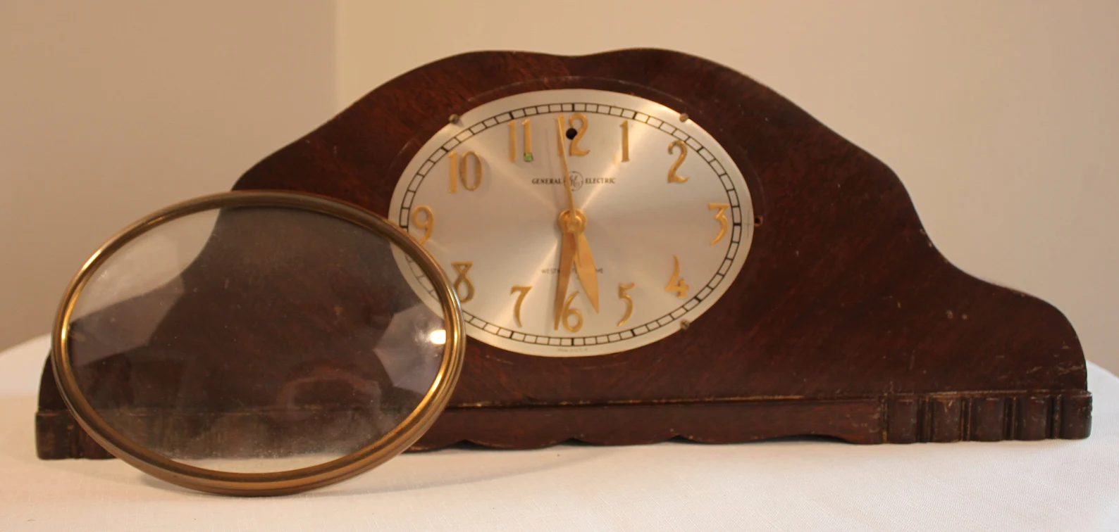 GENERAL ELECTRIC Model 414 Art Deco wood mantle Clock CIRCA 1950s