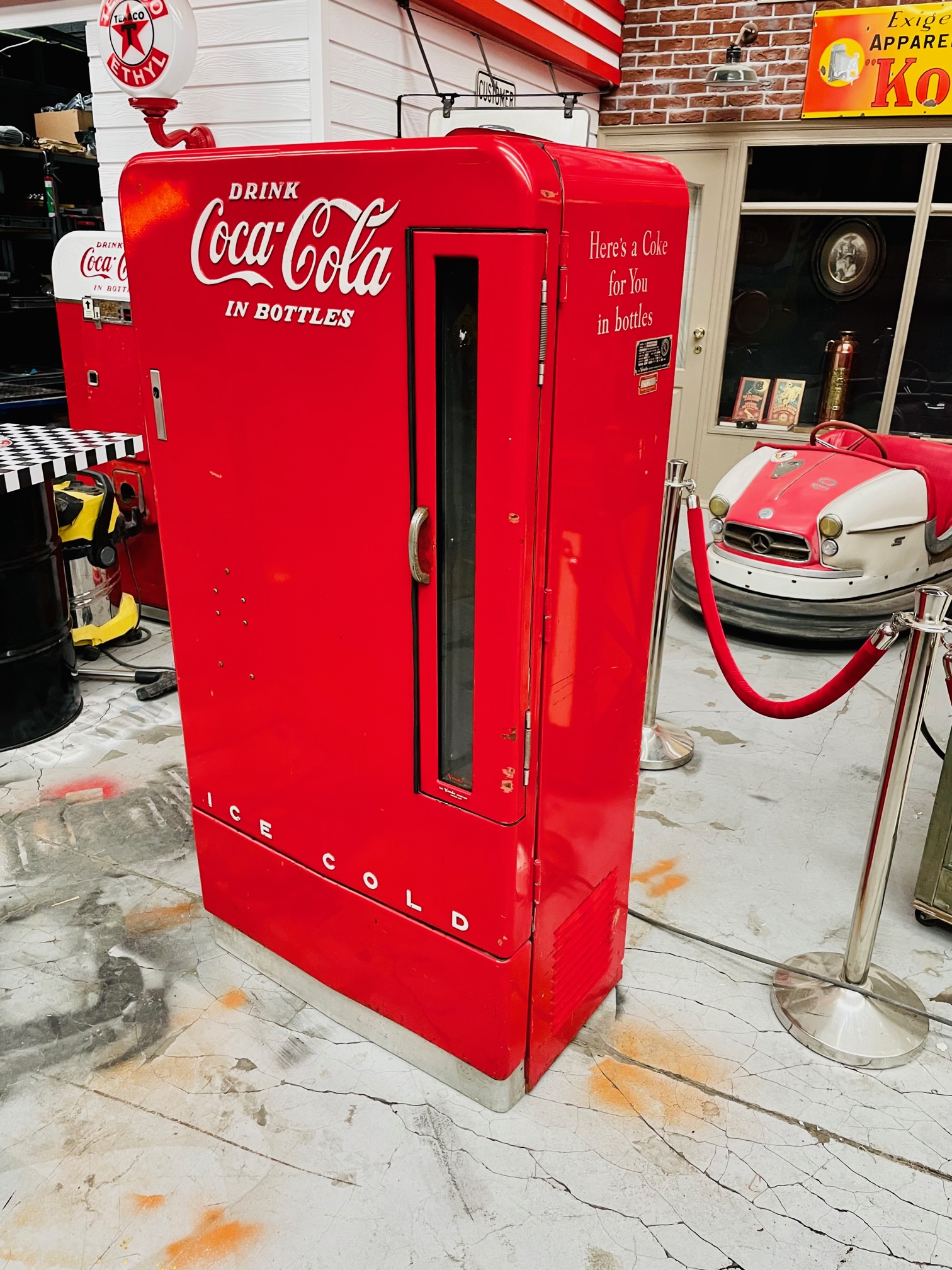 Distributor Coca cola Vendo model E110 original Patine.