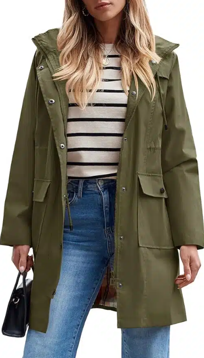Abrigo verde militar, botas y gorra