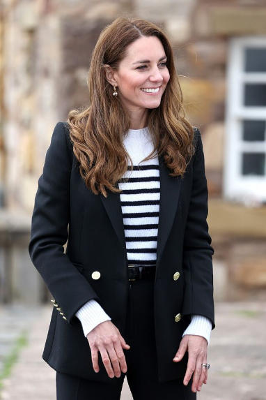 📸 Kate Middleton usando su icónico jersey de rayas marineras