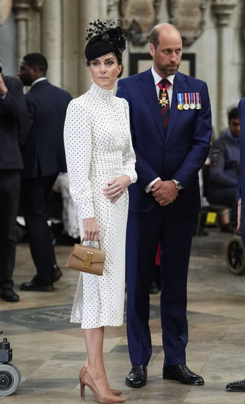 Kate Middleton rinde homenaje con elegancia ⚪🖤