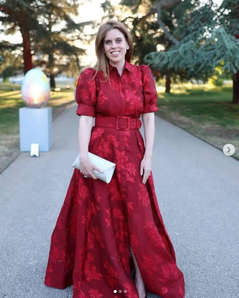 Beatrice deslumbra con brocado y terciopelo en Kew Gardens 🐘✨