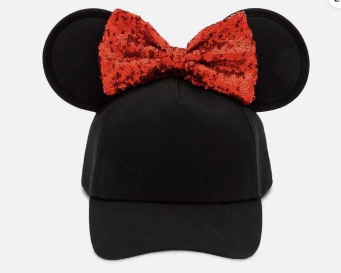 Meghan deslumbra en Disneyland con jeans clásicos y toque Disney 🏰✨
