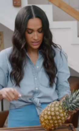 🧵 Meghan en azul chambray, un look relajado y auténtico