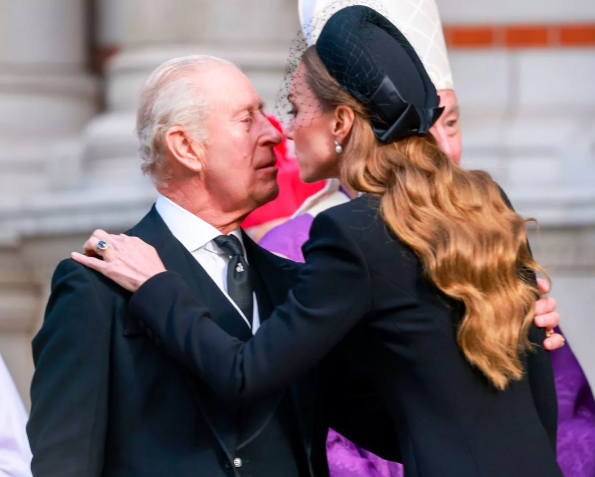 Kate en solemne homenaje real