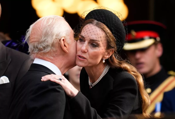 Kate en solemne homenaje real