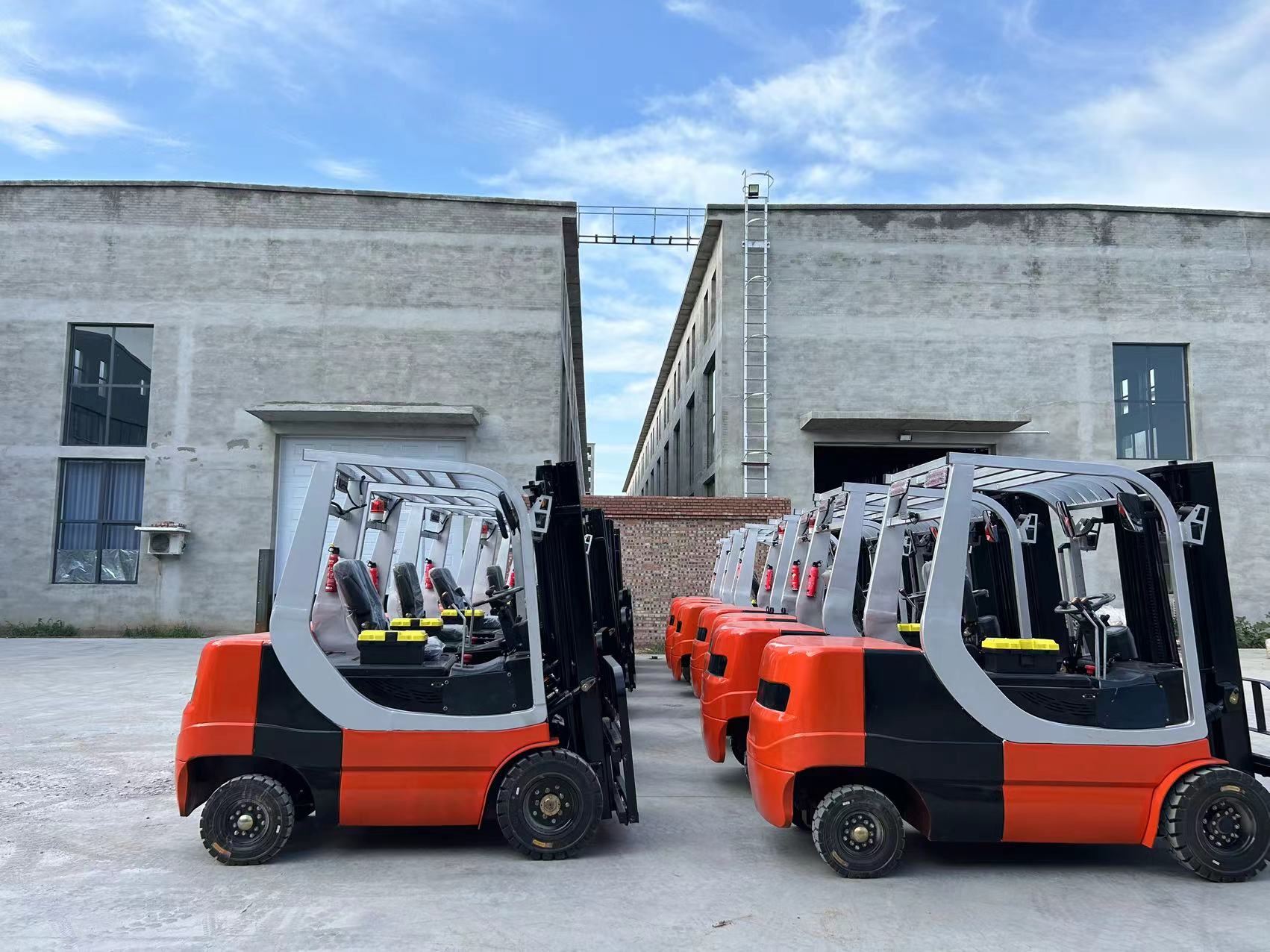 Elektrinis krautuvas CBD-15 1.5t, 4m. Su šonine pastūma