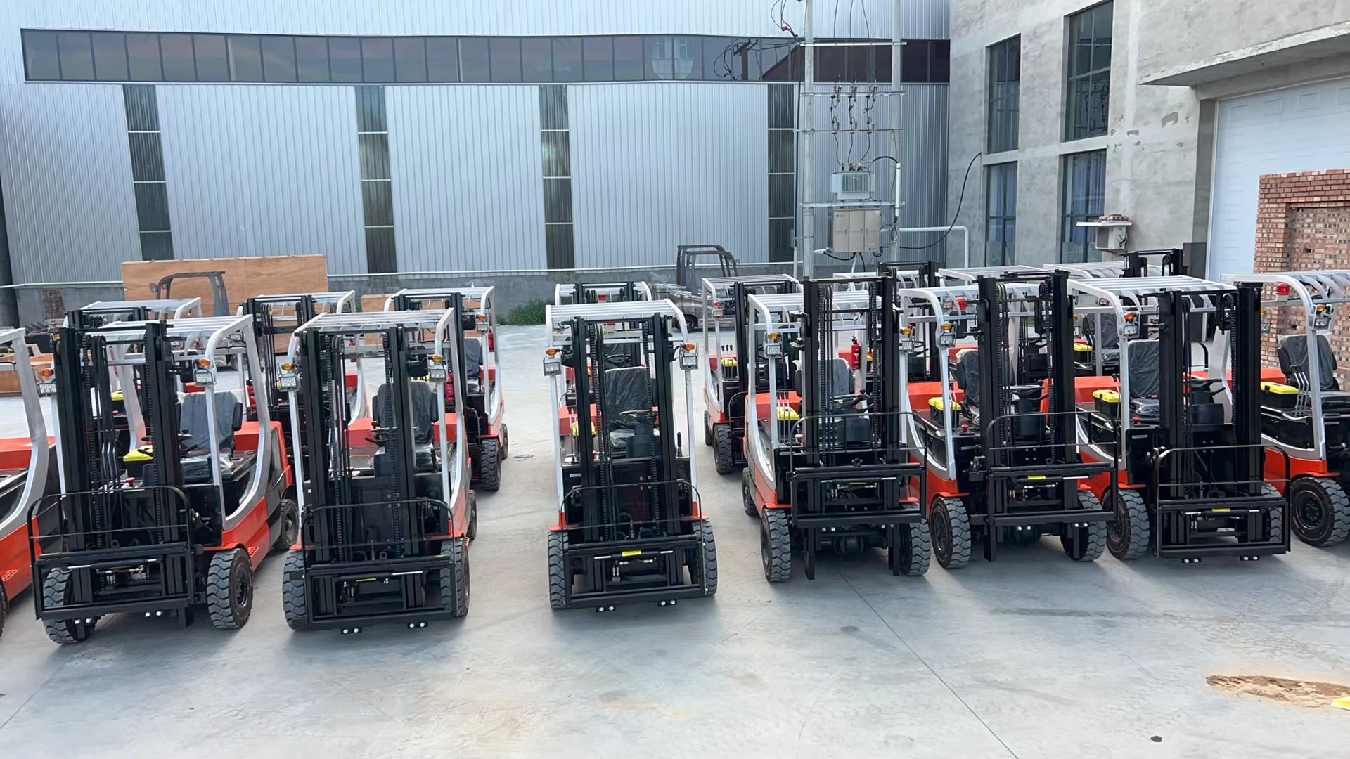 Elektrinis krautuvas CBD-15 1.5t, 4m. Su šonine pastūma