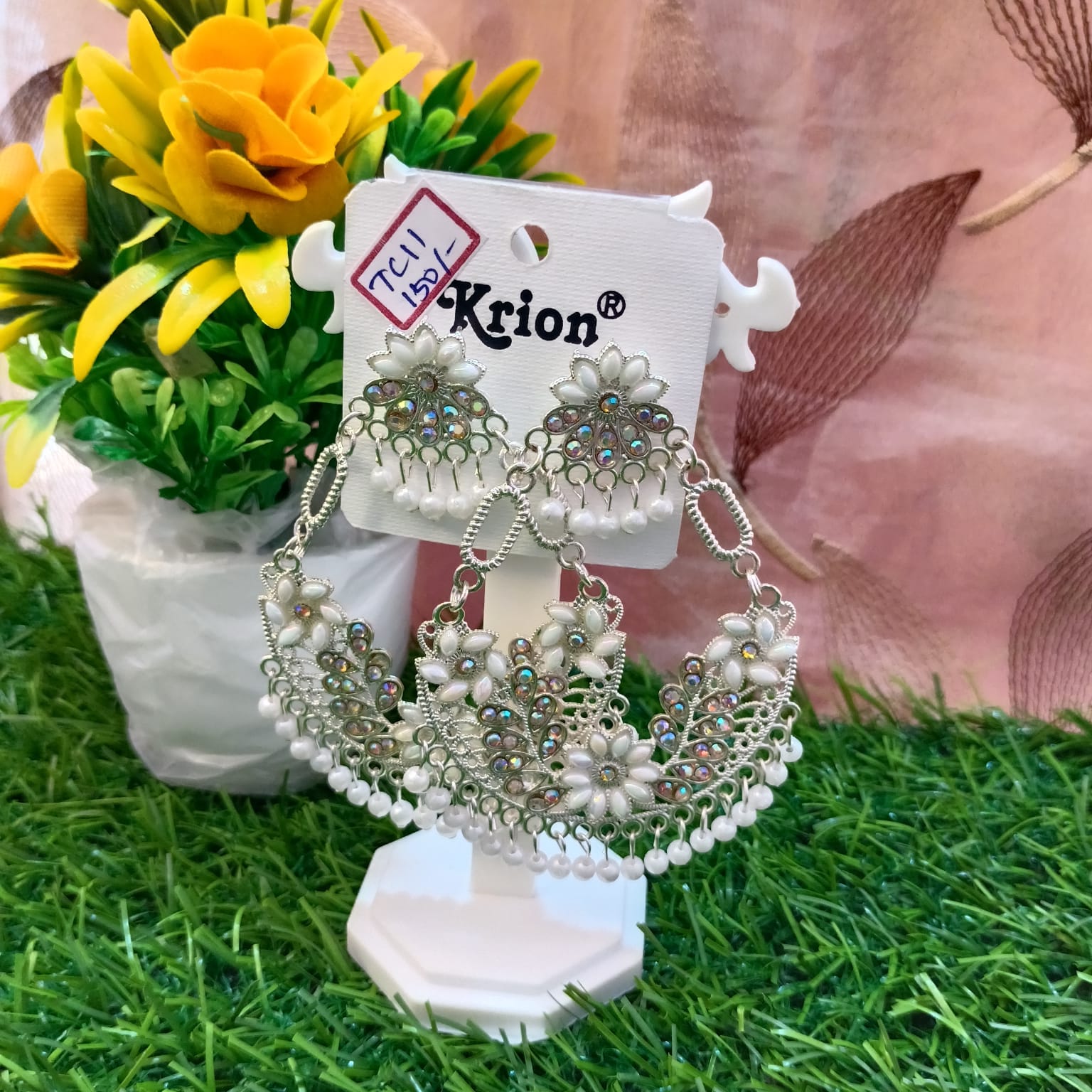 Elegant floral design earrings 