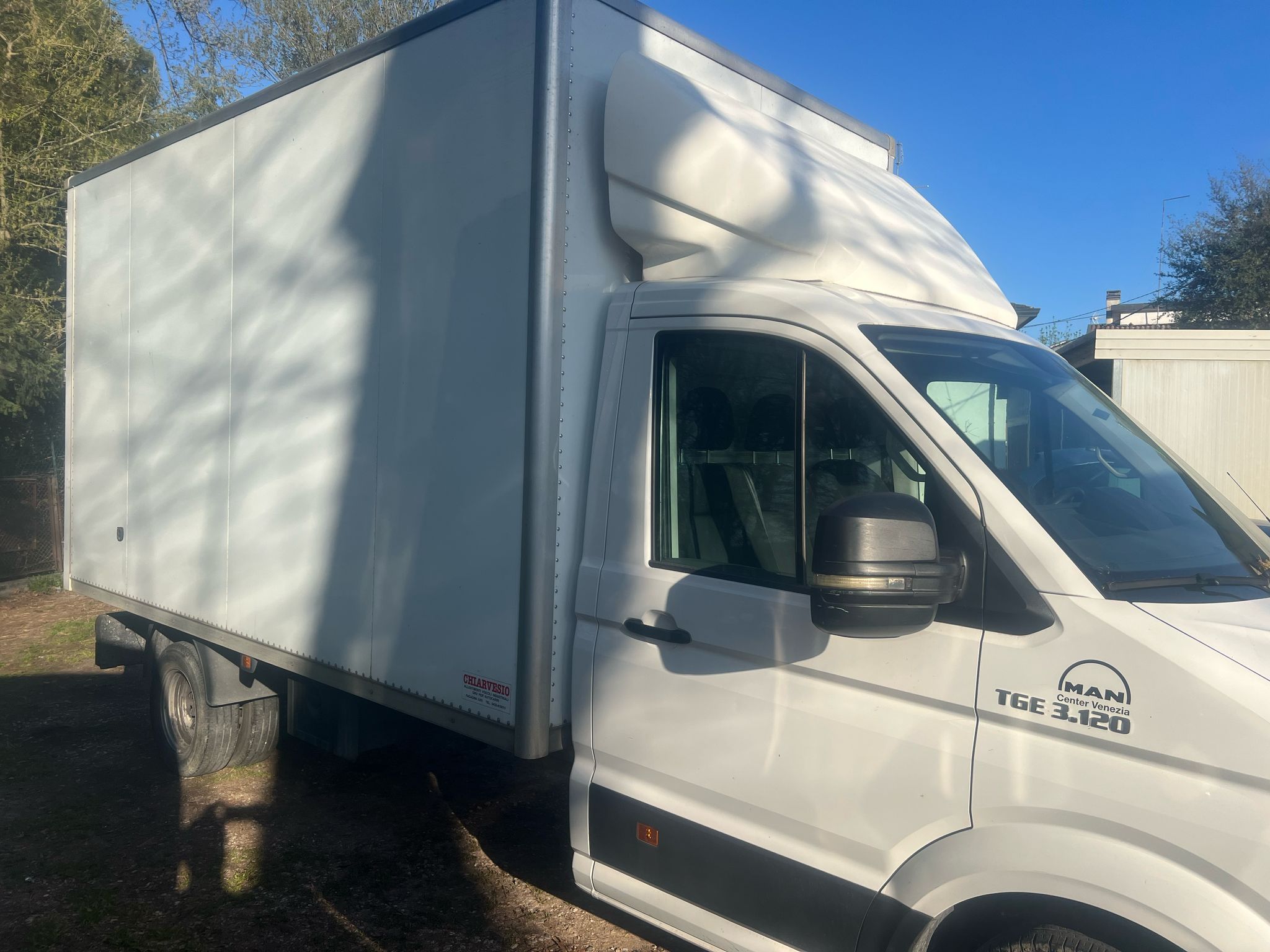 MAN TGE / VW CRAFTER CON CASSONE 