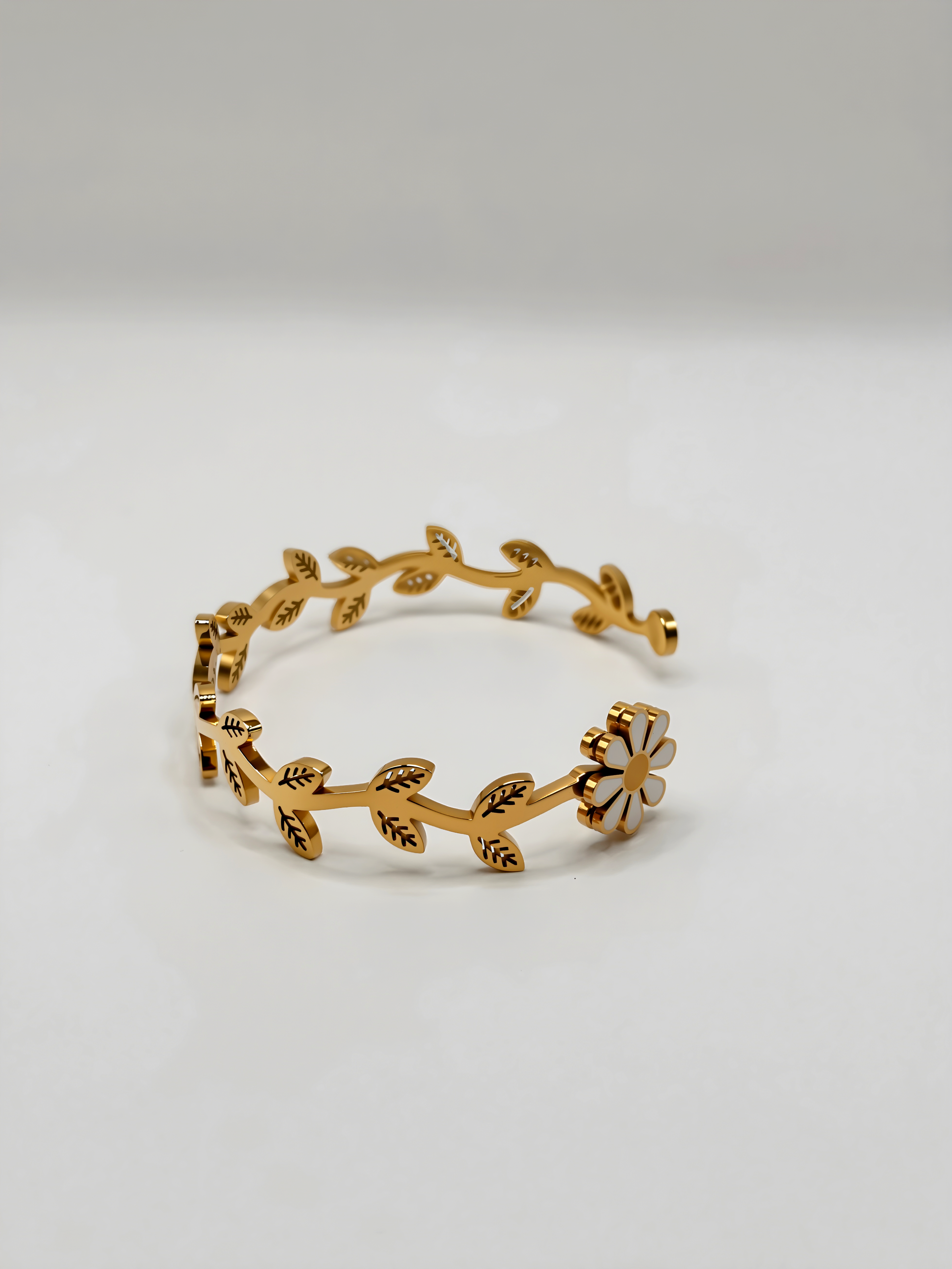 Daisy Cuff opening bracelet