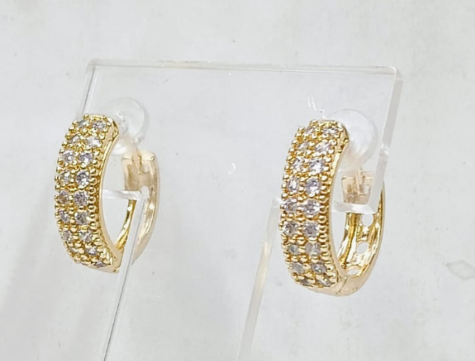 Arracadas  oro laminado con brillantes 