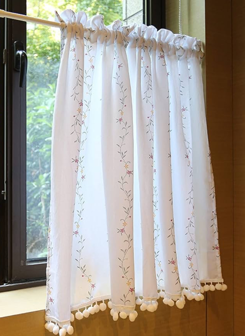 Cortina de cocina bordada