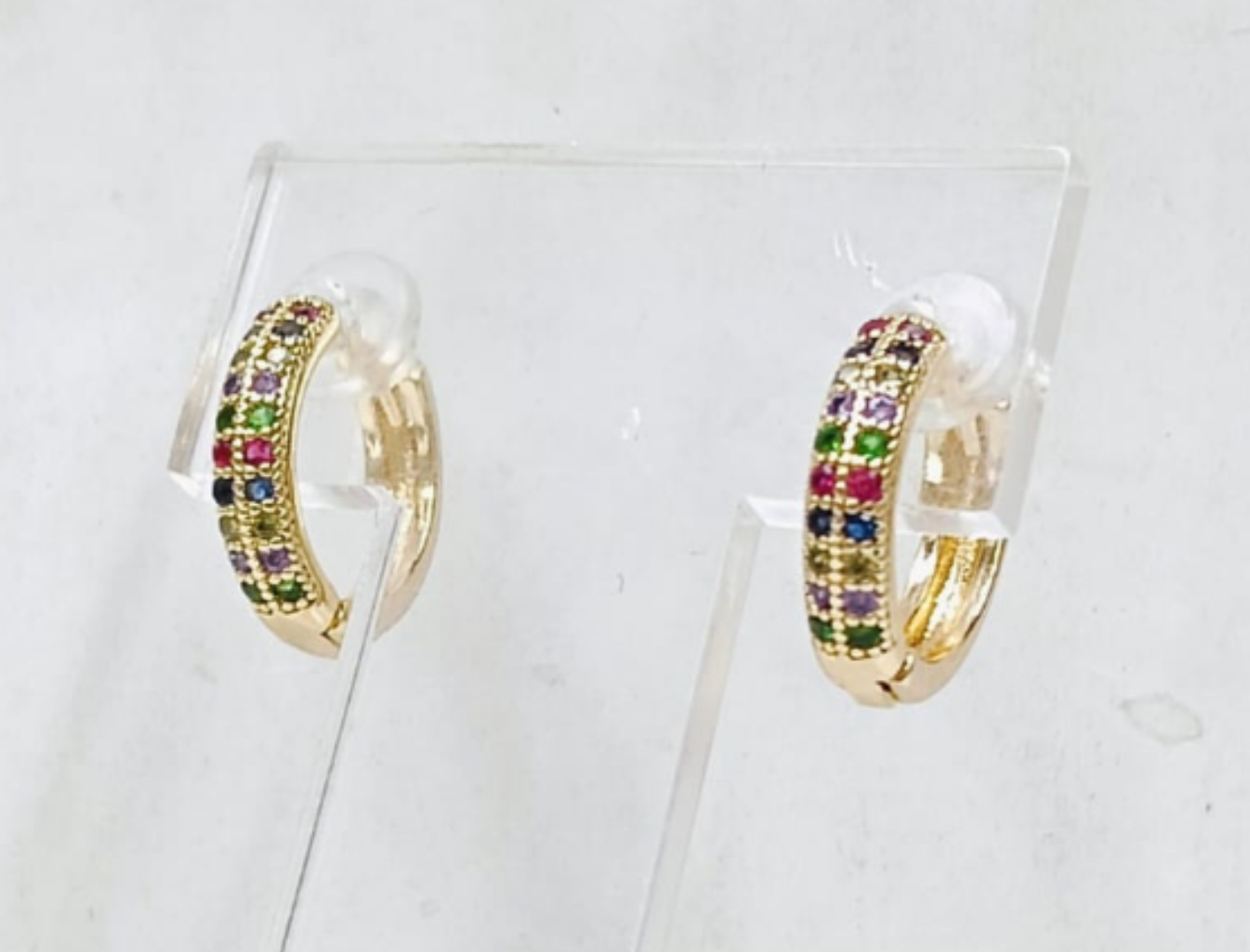 Arracadas  doradas con piedras de colores